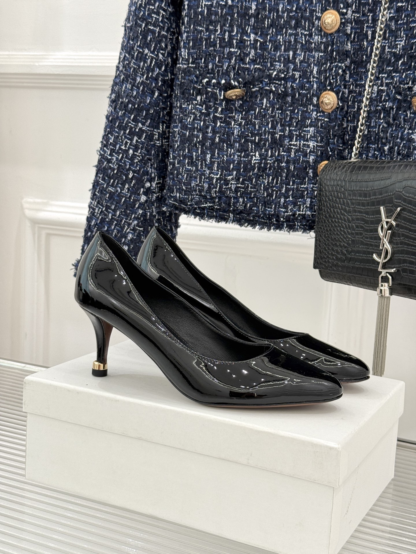 NO:748559,Chloé/Chloé 26WF new minimalist patent leather flat/high-heeled shoes reshape everyday elegance with French simplicity. Made of high-gloss patent leather, the gloss is warm and delicate. The clean lines are simplified and have a cool and high-end temperament. The flat-soled and low-heeled versions combine comfort and aura. The soft shoe shape modifies the foot shape, making the foot slimmer and slender without unnecessary decoration. It speaks for itself with texture and version, accurately fitting Chloé's relaxed and elegant design core.  It is smart and smart to wear a suit for commuting, and it is gentle and romantic when paired with a skirt. It can easily control the workplace, dating, and leisure scenes. It is low-key and unobtrusive, and exquisite is hidden in the details. It is a classic style that will never go out of style in the shoe cabinet. Every step is a high-end style. The fabric is made of original customized materials, and the lining of the toes is all sheepskin. The Italian imported genuine leather outsole size 35-39 (customized for 40/41)  No. 98620260309, single shoes, chloe, skirts, business suit, sheepskin, Leather soles19860909Chloé /蔻依26WF新品极简漆皮 平底/高跟单鞋 以法式简约重塑优雅日常. 甄选高光漆皮打造 光泽温润细腻 利落线条删繁就简 自带清冷高级气质. 平底与低跟双版本兼顾舒适与气场, 柔和鞋型修饰脚型 显瘦显修长 无多余装饰 以质感与版型说话 精准契合蔻依松弛优雅的设计内核. 通勤配西装干练知性 搭裙装温柔浪漫 轻松驾驭职场、约会、休闲多场景. 低调不张扬 精致藏于细节 是鞋柜里永不过时的经典款 一步一履皆是高级格调. 面料采用原版定制材质 内里踮脚均为羊皮 意大利进口真皮大底 size35-39（40/41定制） 编号98620260309,单鞋,chloe,skirts,business suit,sheepskin,Leather soles,Women's Shoes