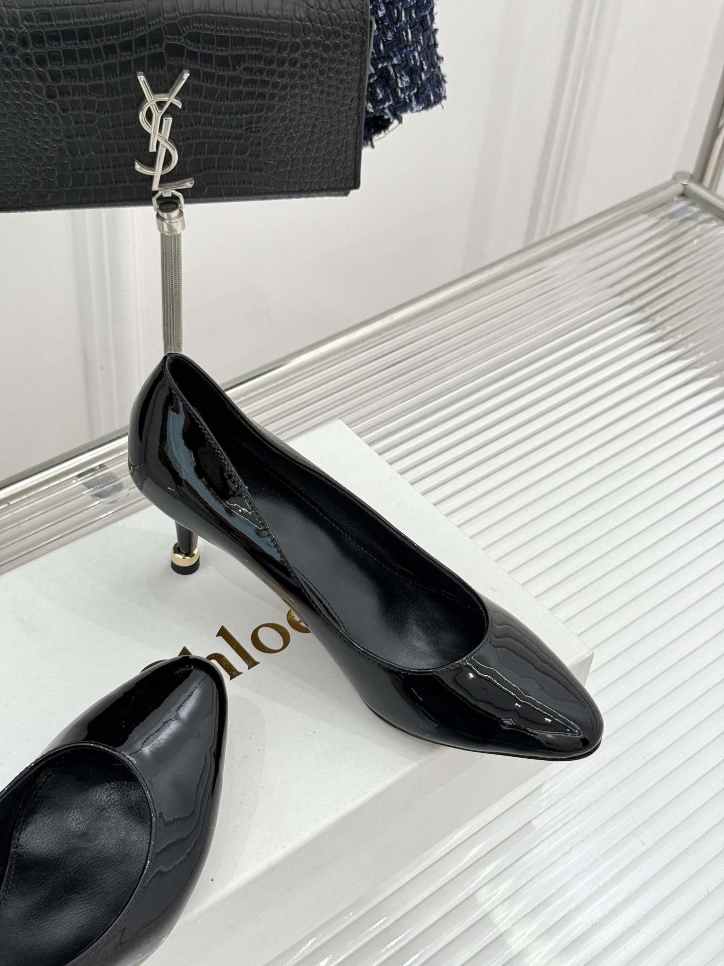 Chloé /蔻依26WF新品极简漆皮平底/高跟单鞋以法式简约重塑优雅日常。甄选高光漆皮打造 光泽温润细