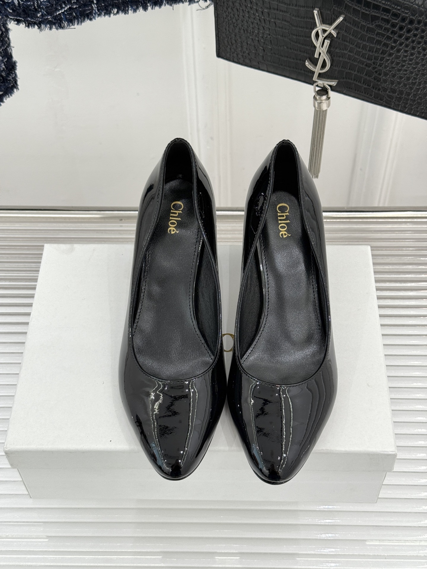 Chloé /蔻依26WF新品极简漆皮平底/高跟单鞋以法式简约重塑优雅日常。甄选高光漆皮打造 光泽温润细