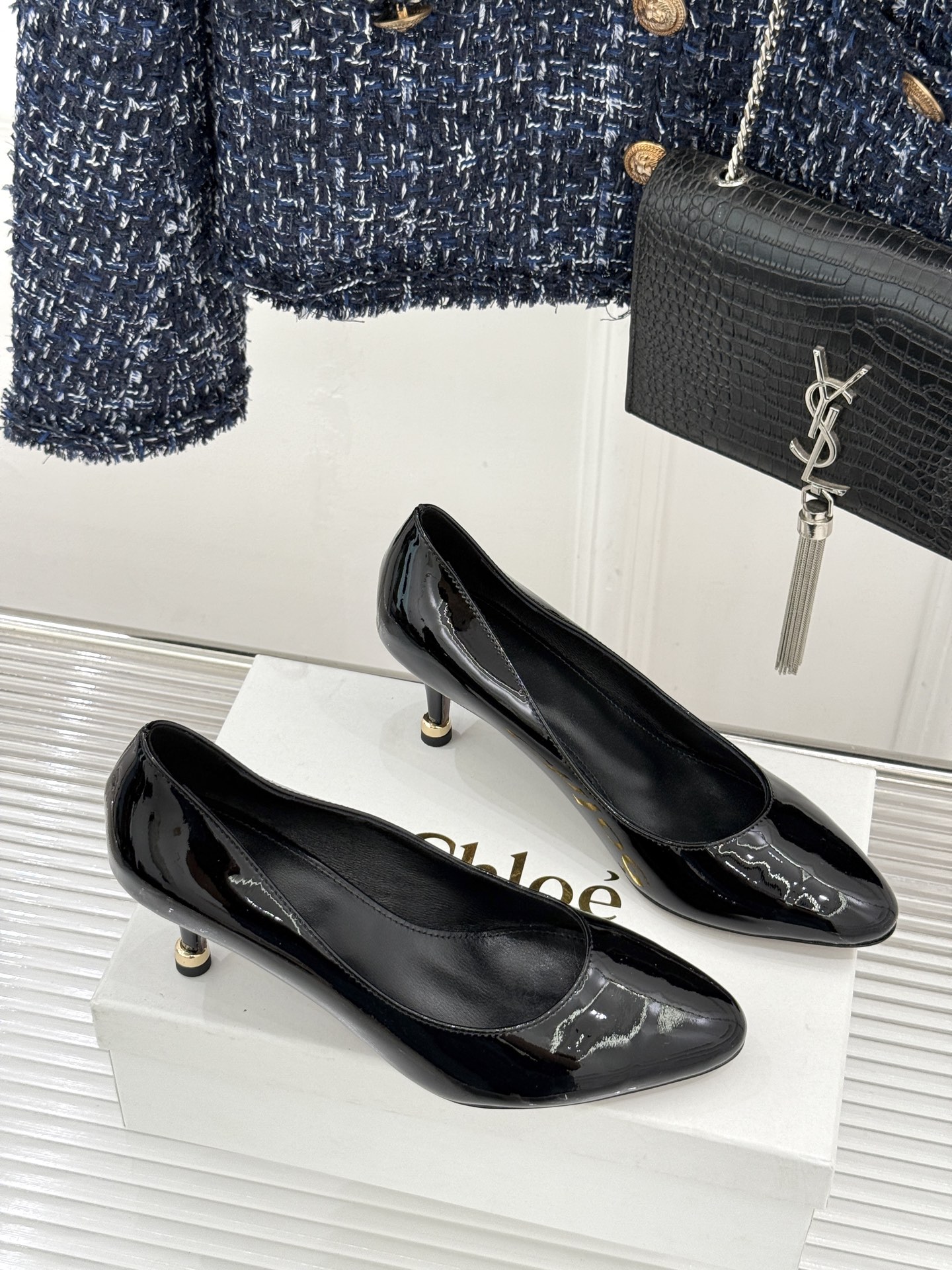 Chloé /蔻依26WF新品极简漆皮平底/高跟单鞋以法式简约重塑优雅日常。甄选高光漆皮打造 光泽温润细