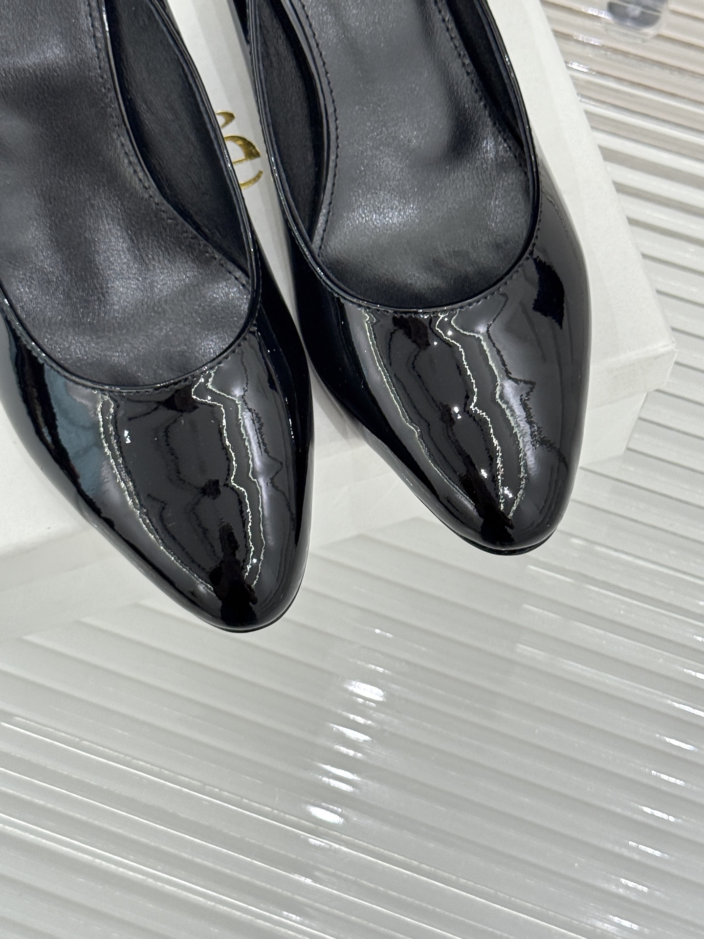 Chloé /蔻依26WF新品极简漆皮平底/高跟单鞋以法式简约重塑优雅日常。甄选高光漆皮打造 光泽温润细