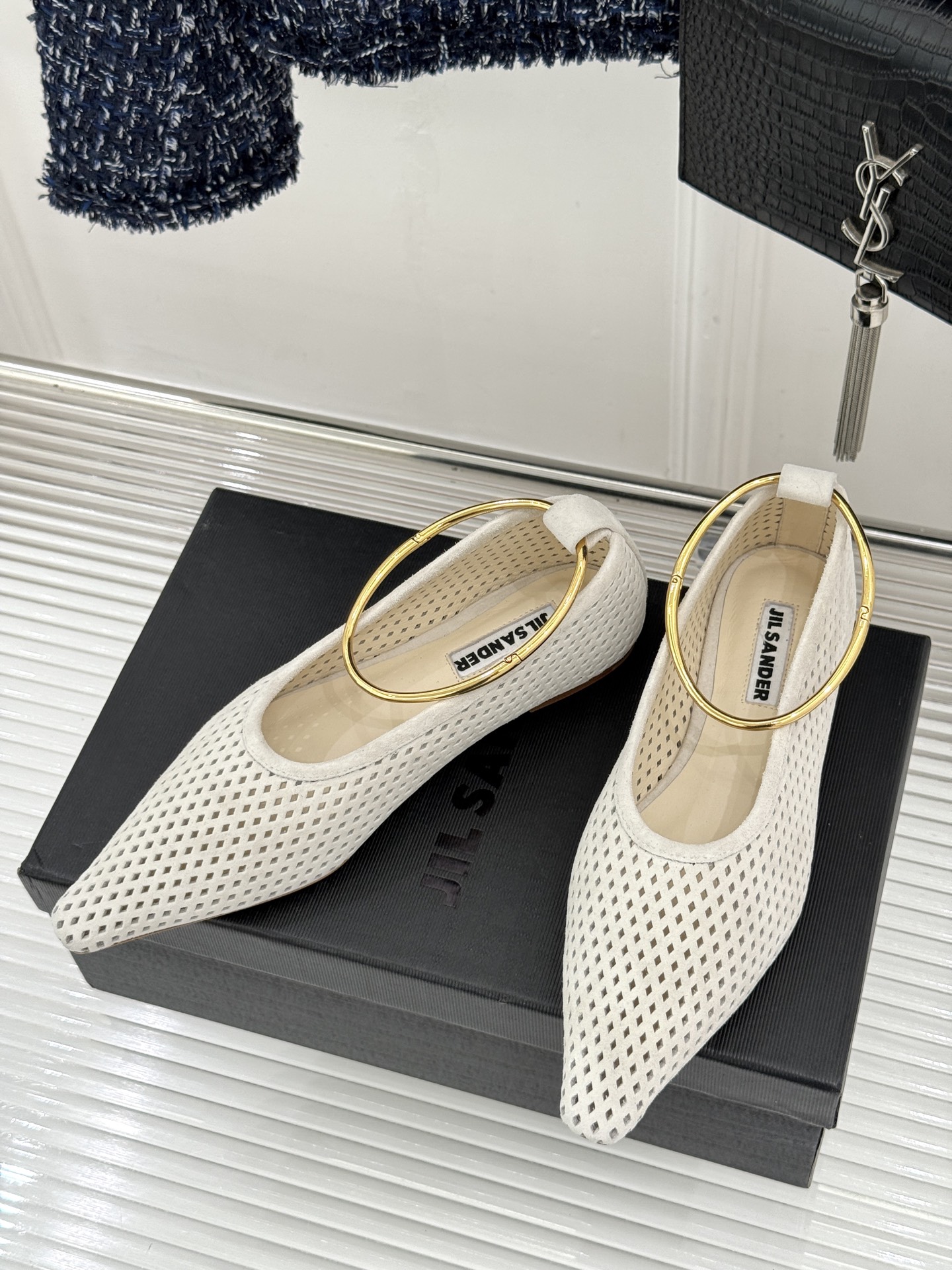 Jil Sander/吉尔桑达26WF新品镂空脚环平底芭蕾舞鞋以极简美学重构优雅日常。利落鞋型搭配精致镂