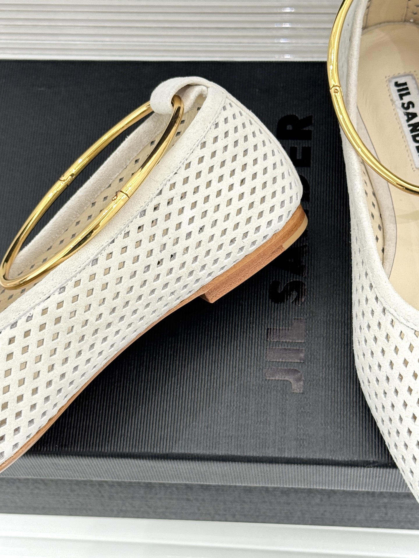 Jil Sander/吉尔桑达26WF新品镂空脚环平底芭蕾舞鞋以极简美学重构优雅日常。利落鞋型搭配精致镂