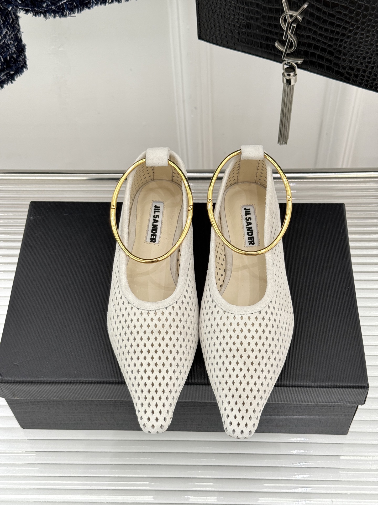 Jil Sander/吉尔桑达26WF新品镂空脚环平底芭蕾舞鞋以极简美学重构优雅日常。利落鞋型搭配精致镂