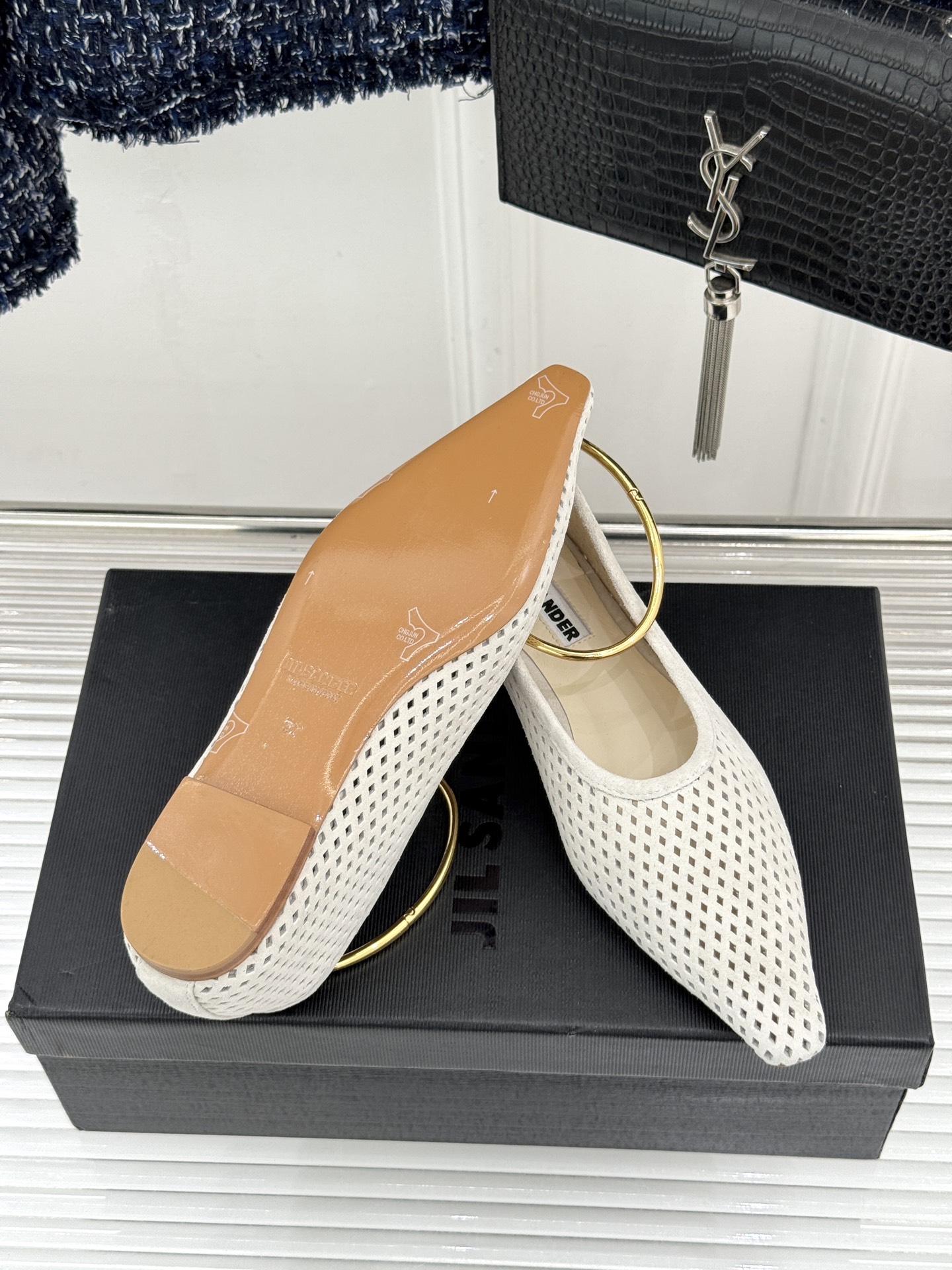 Jil Sander/吉尔桑达26WF新品镂空脚环平底芭蕾舞鞋以极简美学重构优雅日常。利落鞋型搭配精致镂