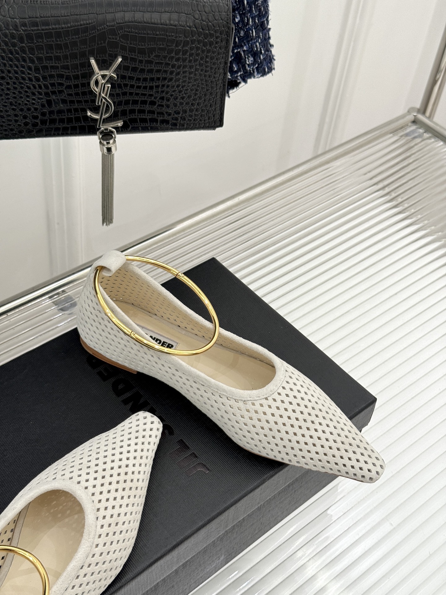 Jil Sander/吉尔桑达26WF新品镂空脚环平底芭蕾舞鞋以极简美学重构优雅日常。利落鞋型搭配精致镂