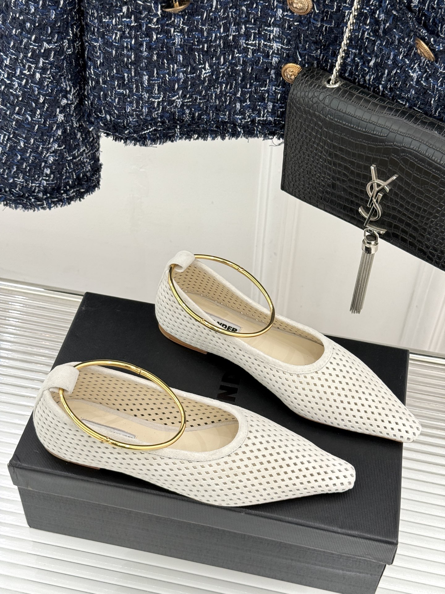 Jil Sander/吉尔桑达26WF新品镂空脚环平底芭蕾舞鞋以极简美学重构优雅日常。利落鞋型搭配精致镂