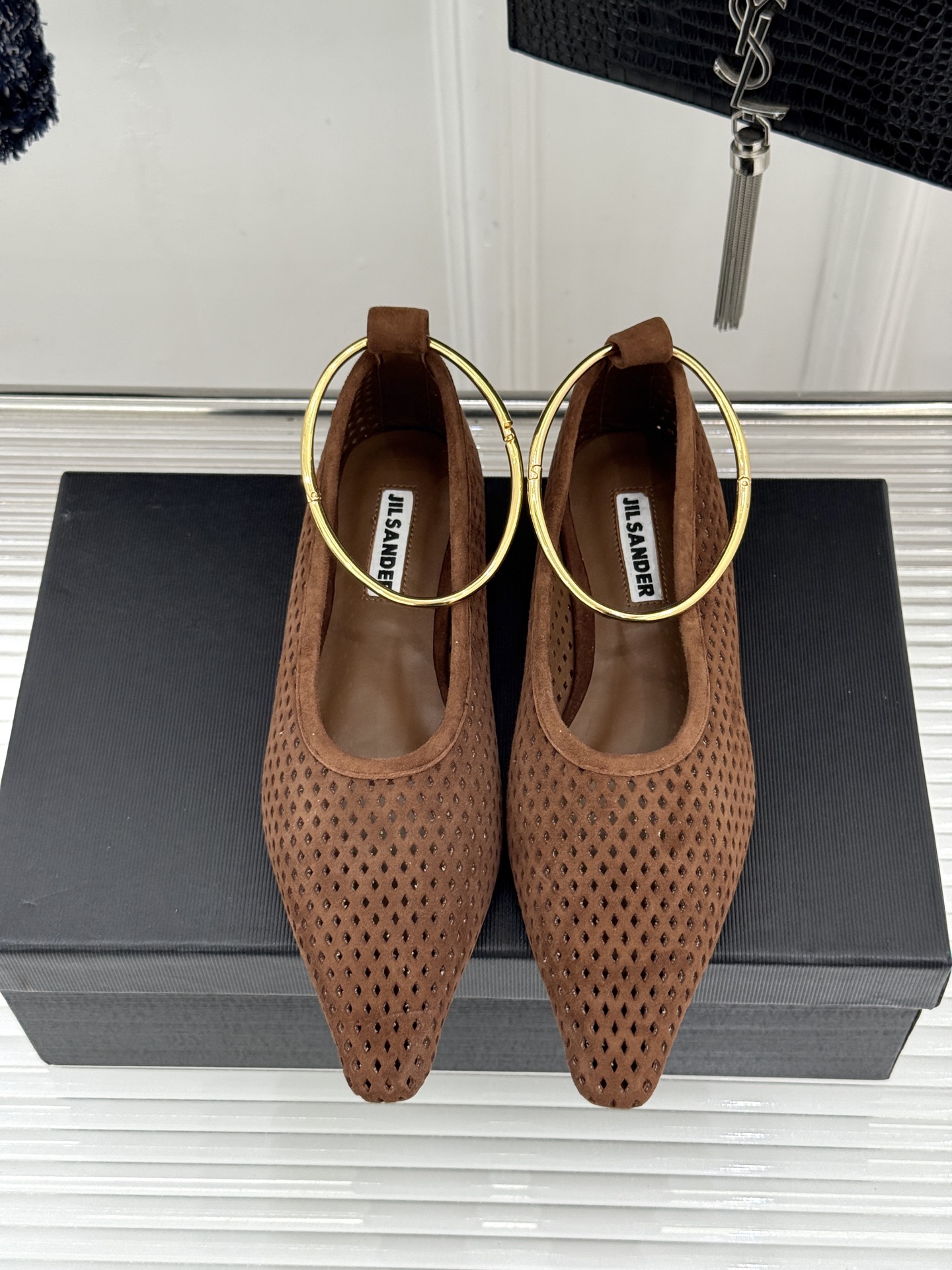 Jil Sander/吉尔桑达26WF新品镂空脚环平底芭蕾舞鞋以极简美学重构优雅日常。利落鞋型搭配精致镂