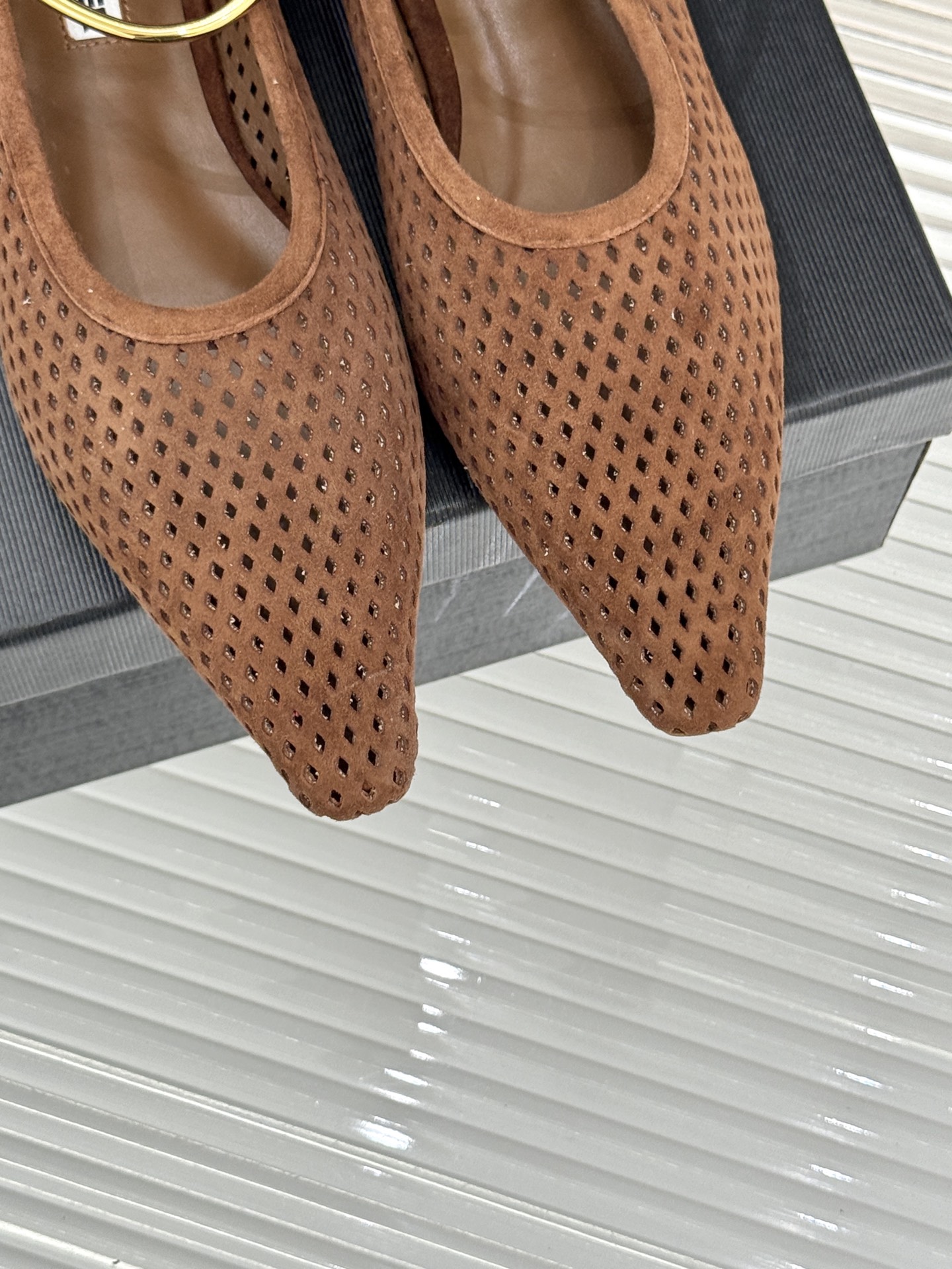 Jil Sander/吉尔桑达26WF新品镂空脚环平底芭蕾舞鞋以极简美学重构优雅日常。利落鞋型搭配精致镂