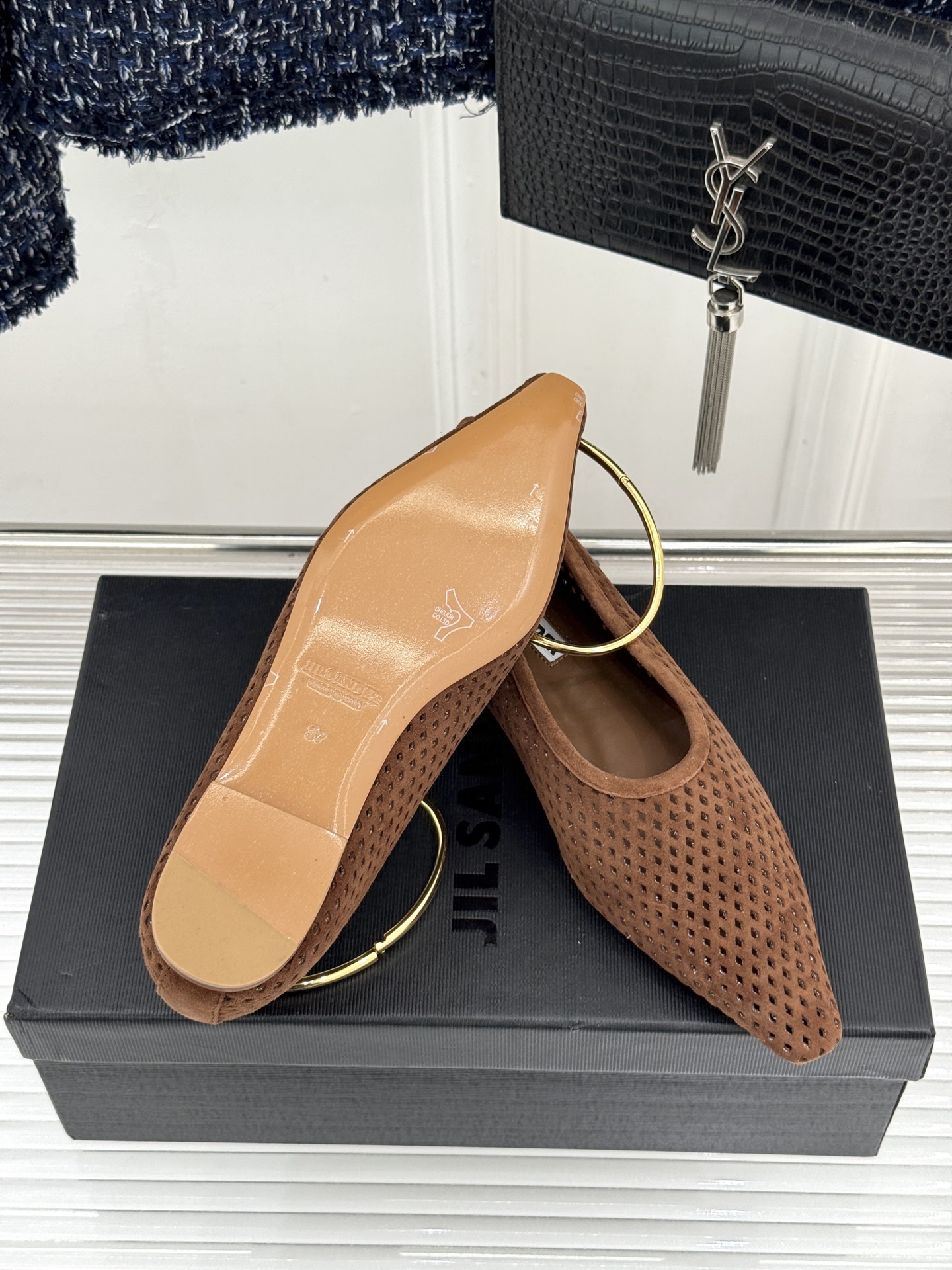 Jil Sander/吉尔桑达26WF新品镂空脚环平底芭蕾舞鞋以极简美学重构优雅日常。利落鞋型搭配精致镂