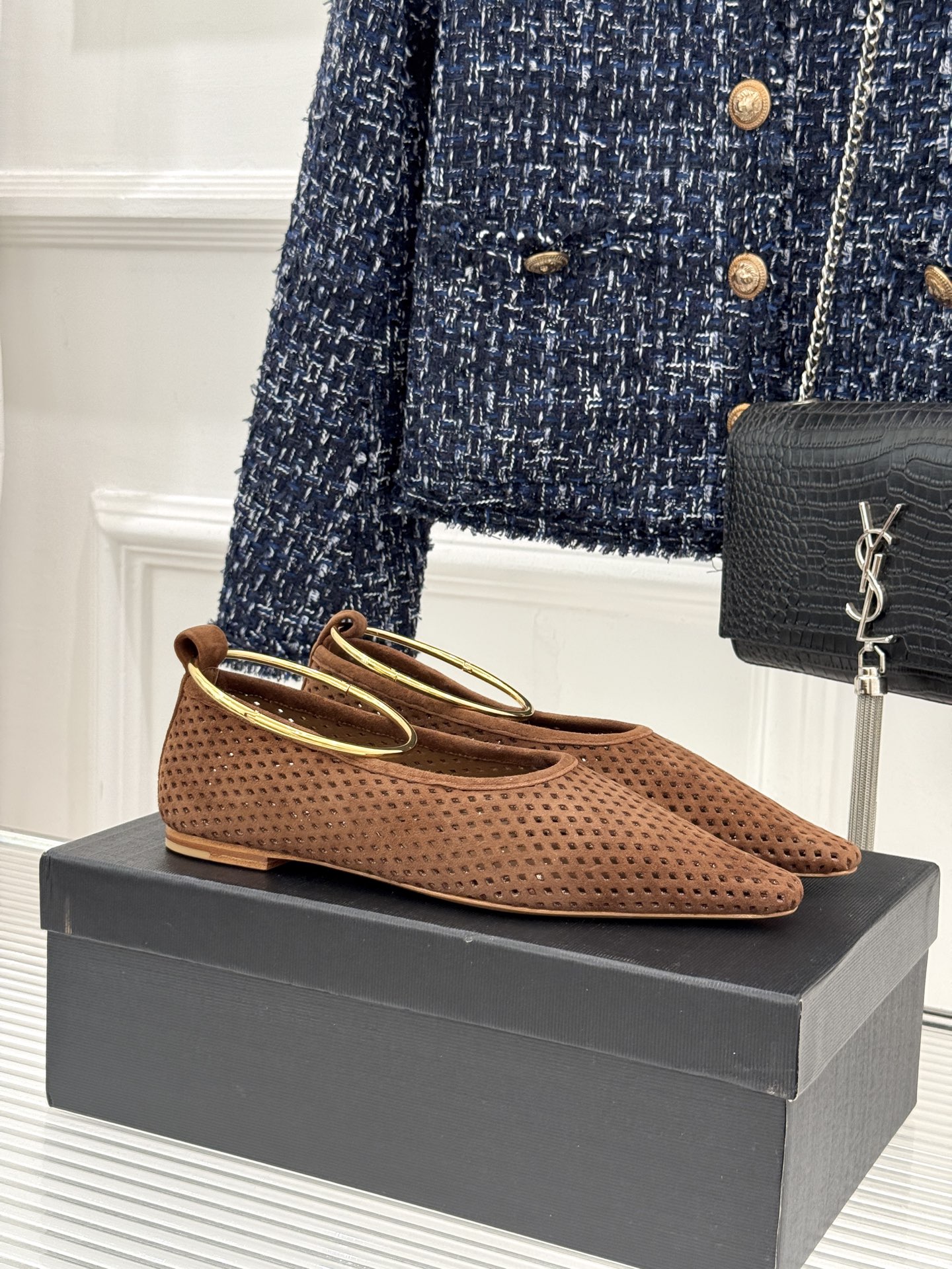 Jil Sander/吉尔桑达26WF新品镂空脚环平底芭蕾舞鞋以极简美学重构优雅日常。利落鞋型搭配精致镂