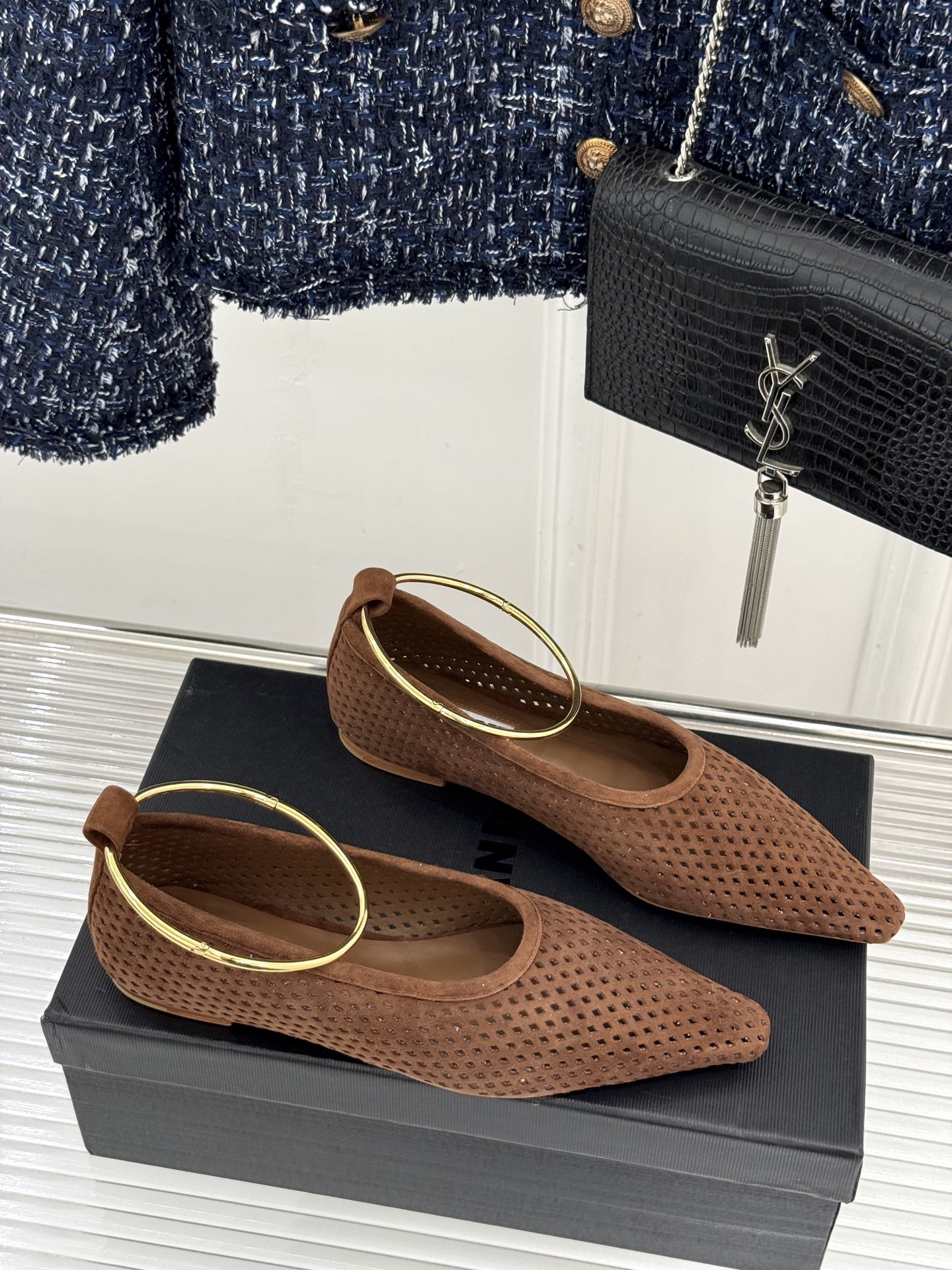 Jil Sander/吉尔桑达26WF新品镂空脚环平底芭蕾舞鞋以极简美学重构优雅日常。利落鞋型搭配精致镂