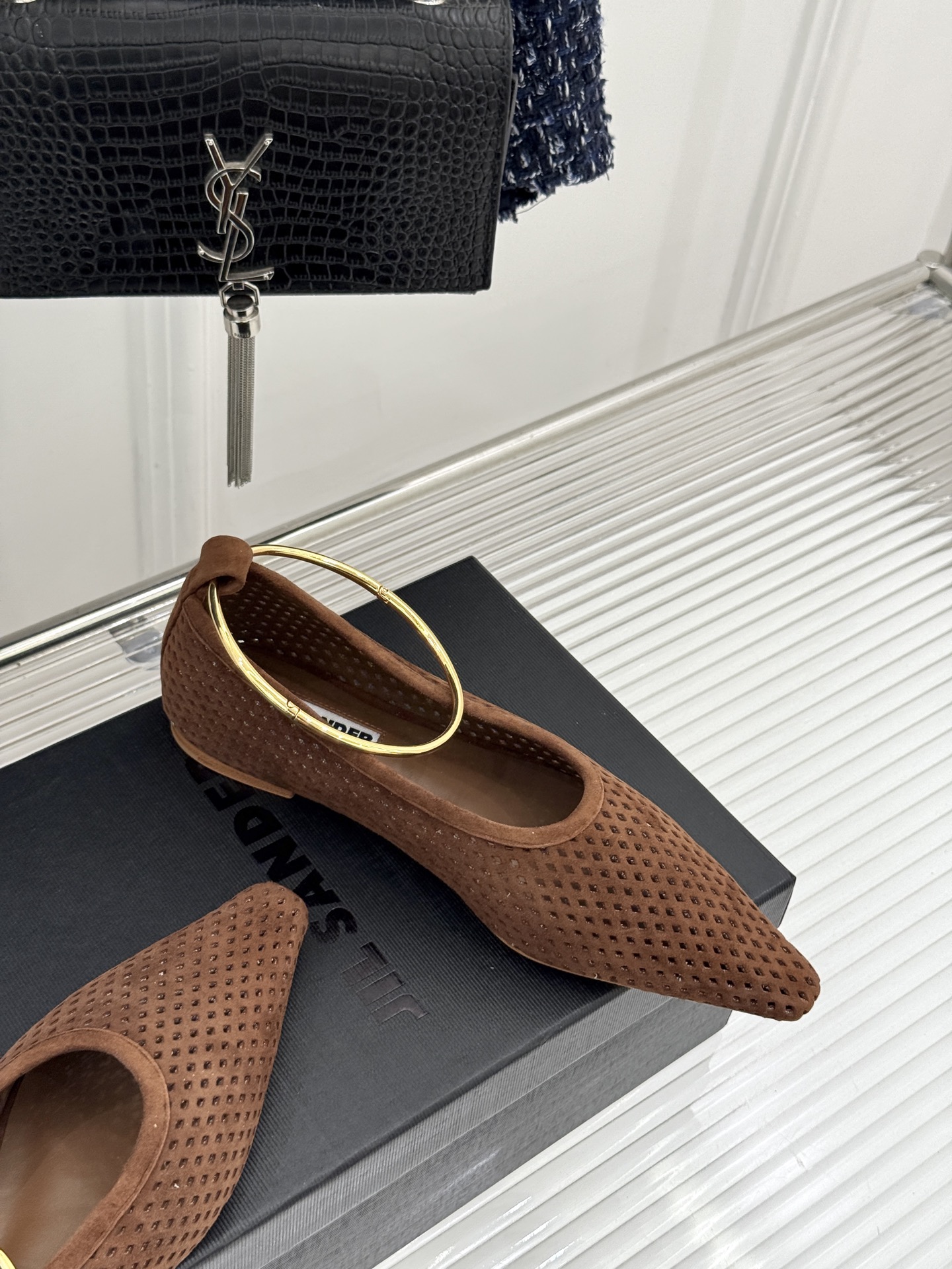 Jil Sander/吉尔桑达26WF新品镂空脚环平底芭蕾舞鞋以极简美学重构优雅日常。利落鞋型搭配精致镂