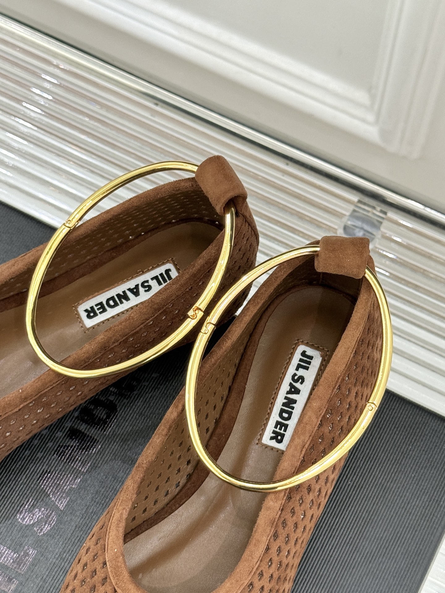 Jil Sander/吉尔桑达26WF新品镂空脚环平底芭蕾舞鞋以极简美学重构优雅日常。利落鞋型搭配精致镂