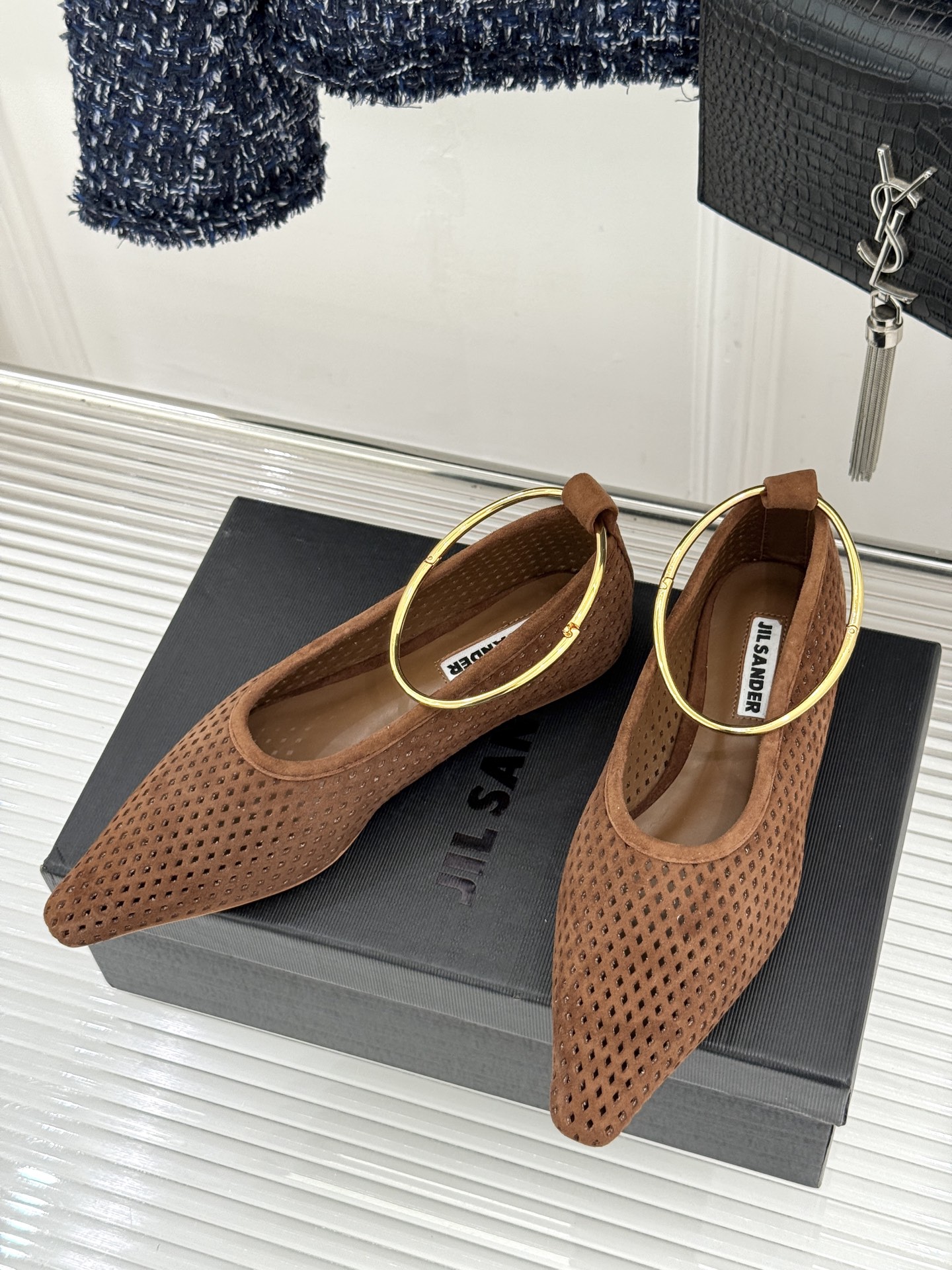 Jil Sander/吉尔桑达26WF新品镂空脚环平底芭蕾舞鞋以极简美学重构优雅日常。利落鞋型搭配精致镂