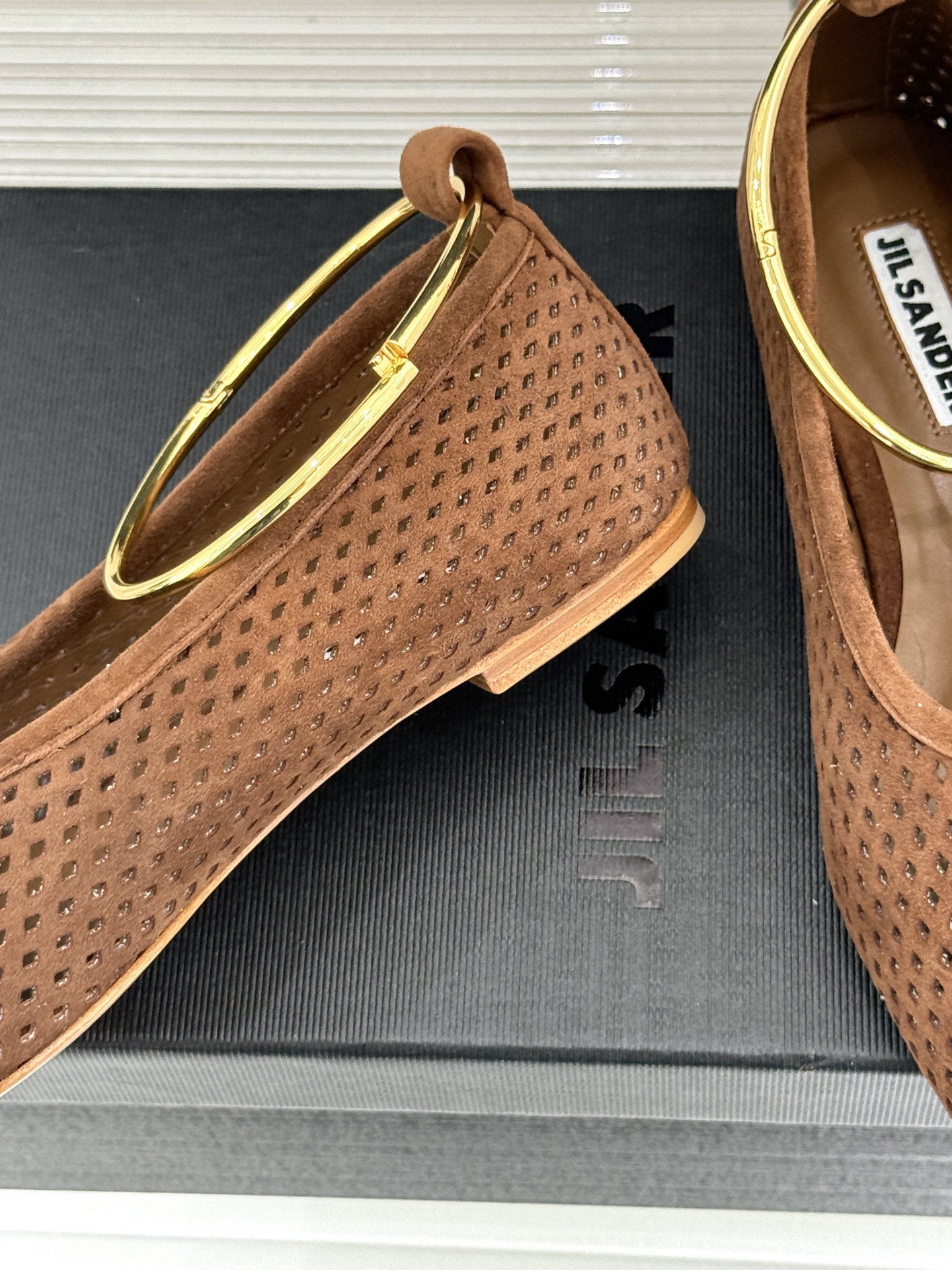 Jil Sander/吉尔桑达26WF新品镂空脚环平底芭蕾舞鞋以极简美学重构优雅日常。利落鞋型搭配精致镂