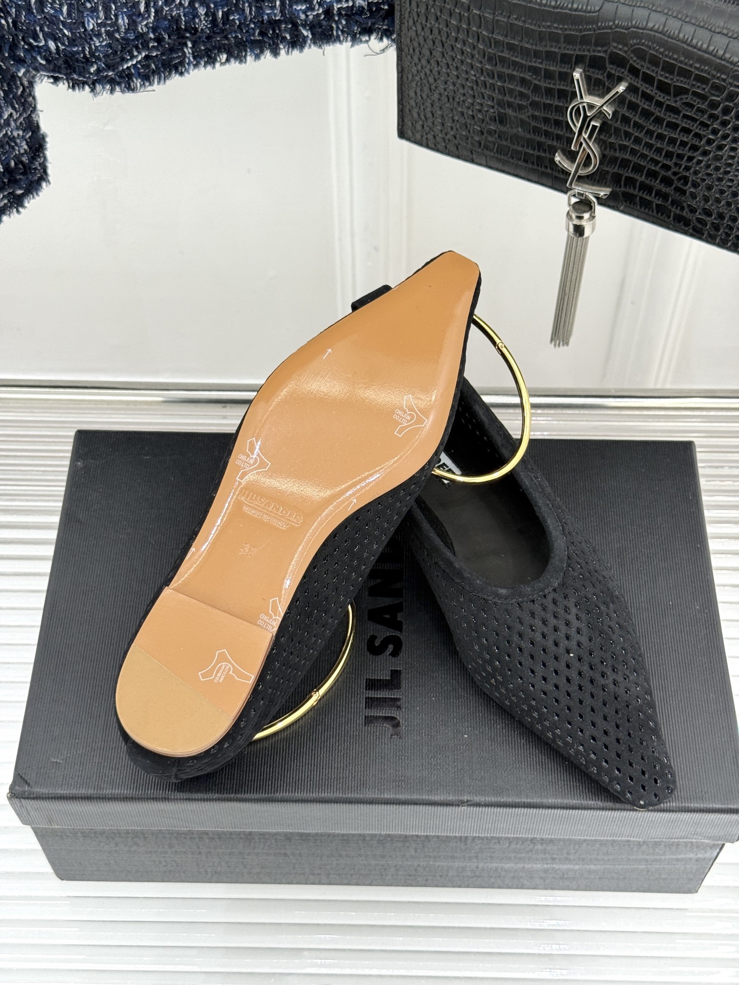 Jil Sander/吉尔桑达26WF新品镂空脚环平底芭蕾舞鞋以极简美学重构优雅日常。利落鞋型搭配精致镂