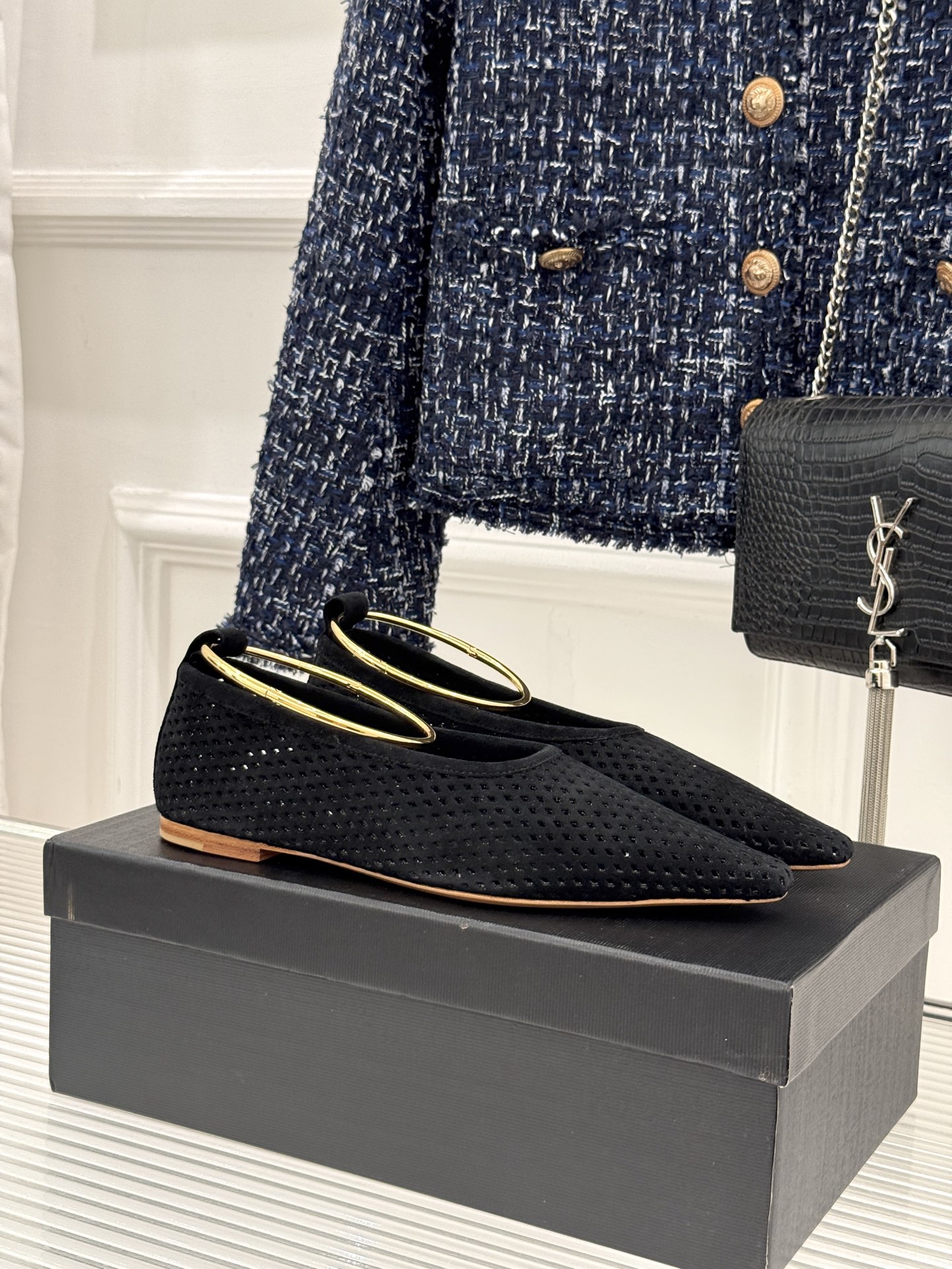 Jil Sander/吉尔桑达26WF新品镂空脚环平底芭蕾舞鞋以极简美学重构优雅日常。利落鞋型搭配精致镂