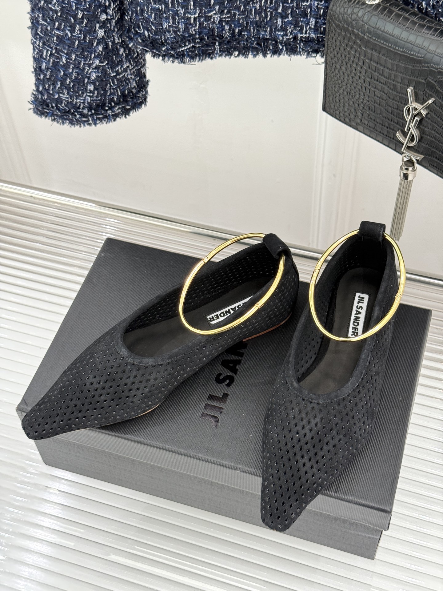 Jil Sander/吉尔桑达26WF新品镂空脚环平底芭蕾舞鞋以极简美学重构优雅日常。利落鞋型搭配精致镂