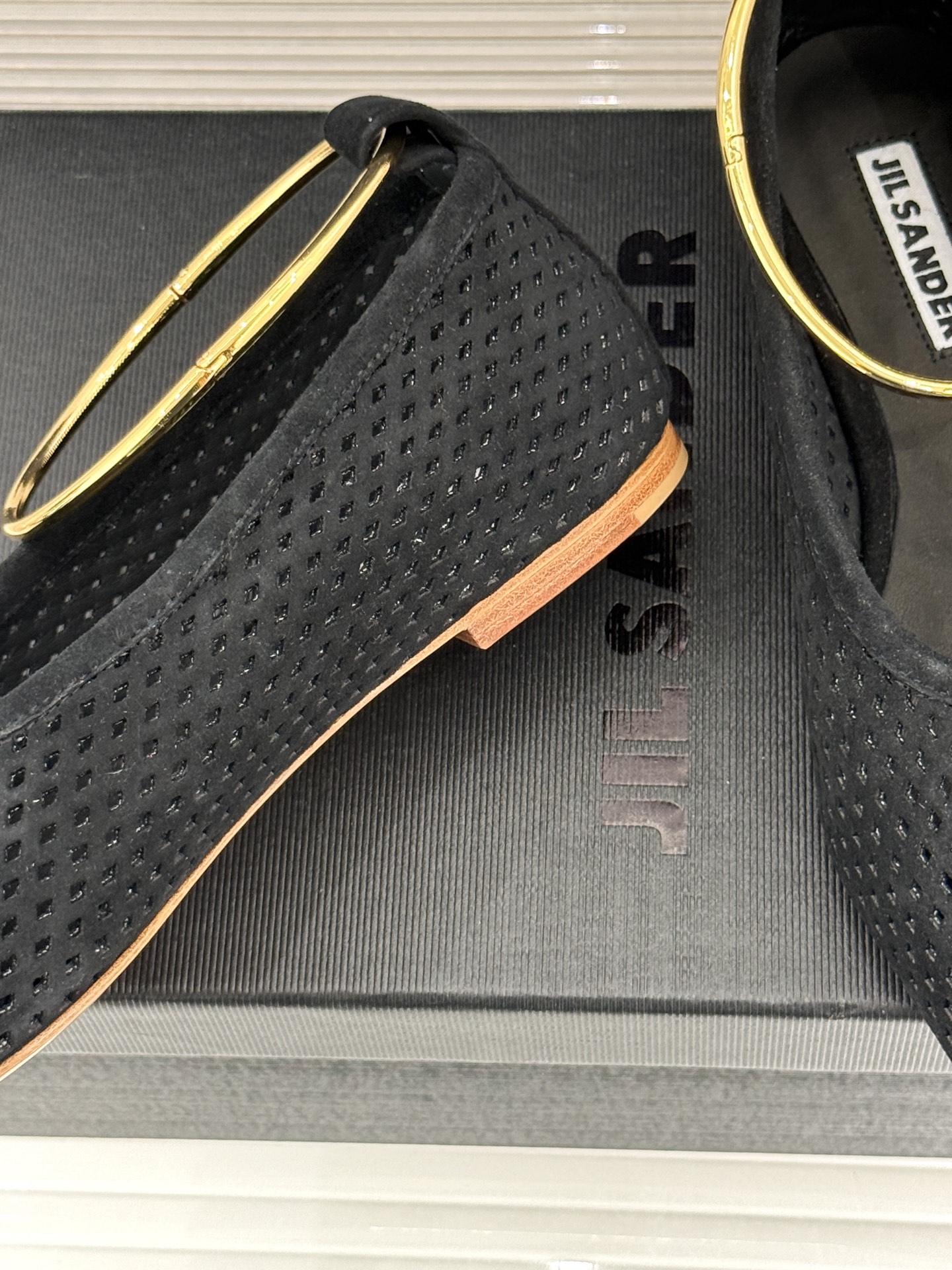 Jil Sander/吉尔桑达26WF新品镂空脚环平底芭蕾舞鞋以极简美学重构优雅日常。利落鞋型搭配精致镂