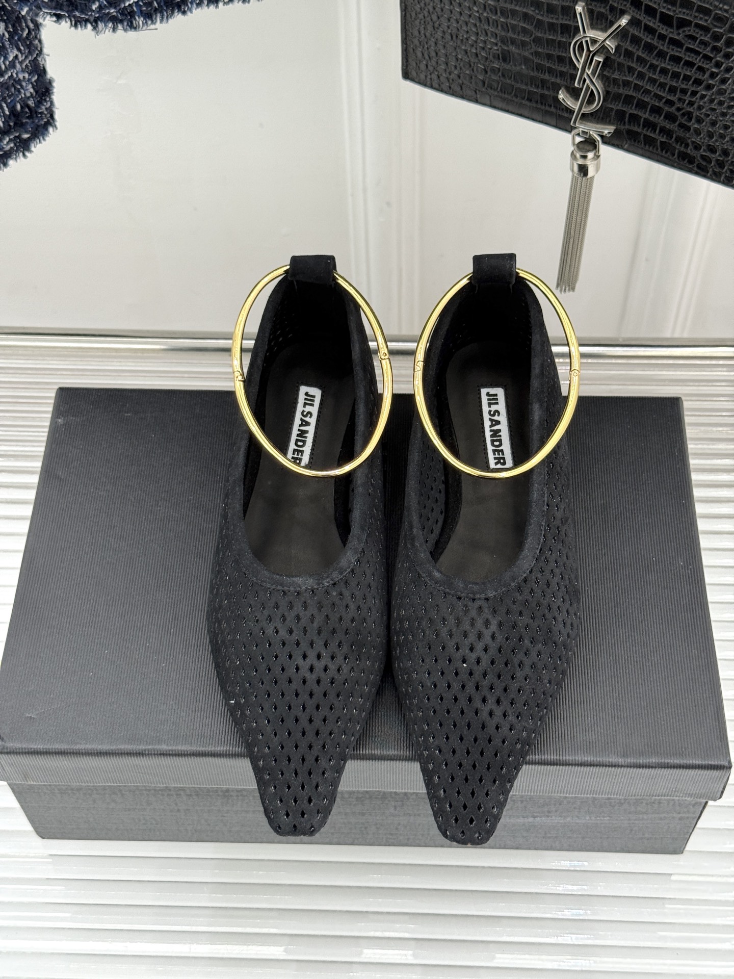 Jil Sander/吉尔桑达26WF新品镂空脚环平底芭蕾舞鞋以极简美学重构优雅日常。利落鞋型搭配精致镂