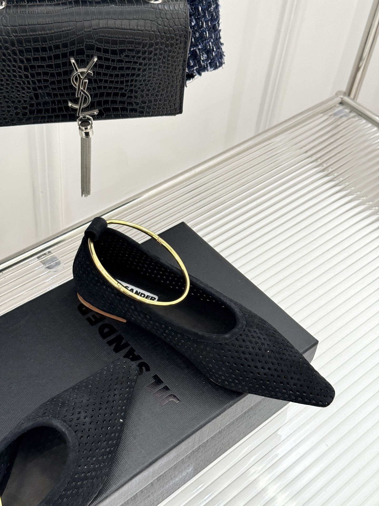 Jil Sander/吉尔桑达26WF新品镂空脚环平底芭蕾舞鞋以极简美学重构优雅日常。利落鞋型搭配精致镂