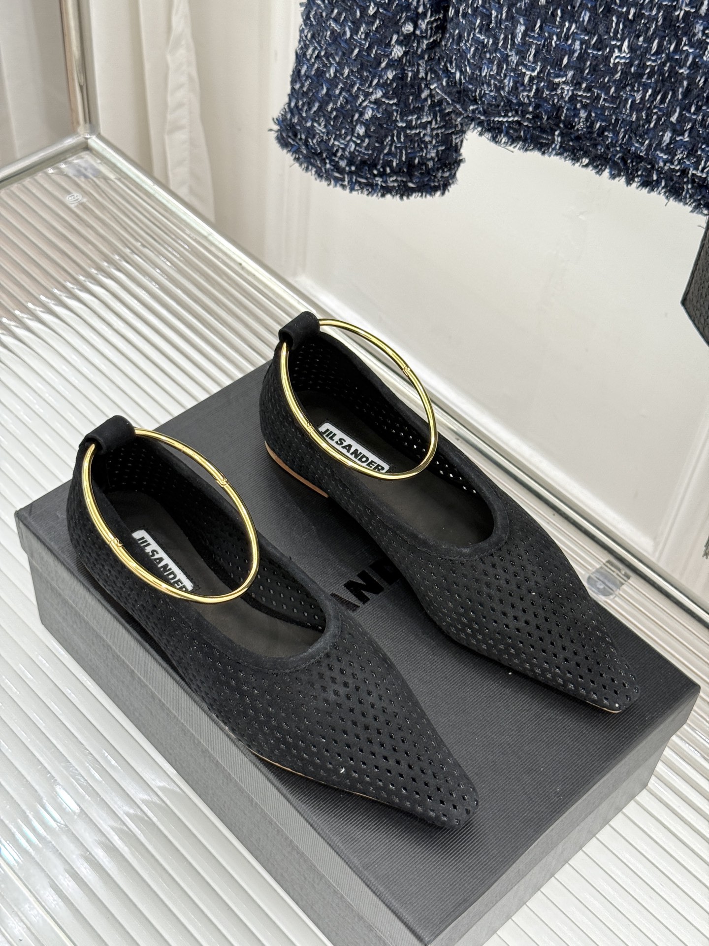 Jil Sander/吉尔桑达26WF新品镂空脚环平底芭蕾舞鞋以极简美学重构优雅日常。利落鞋型搭配精致镂