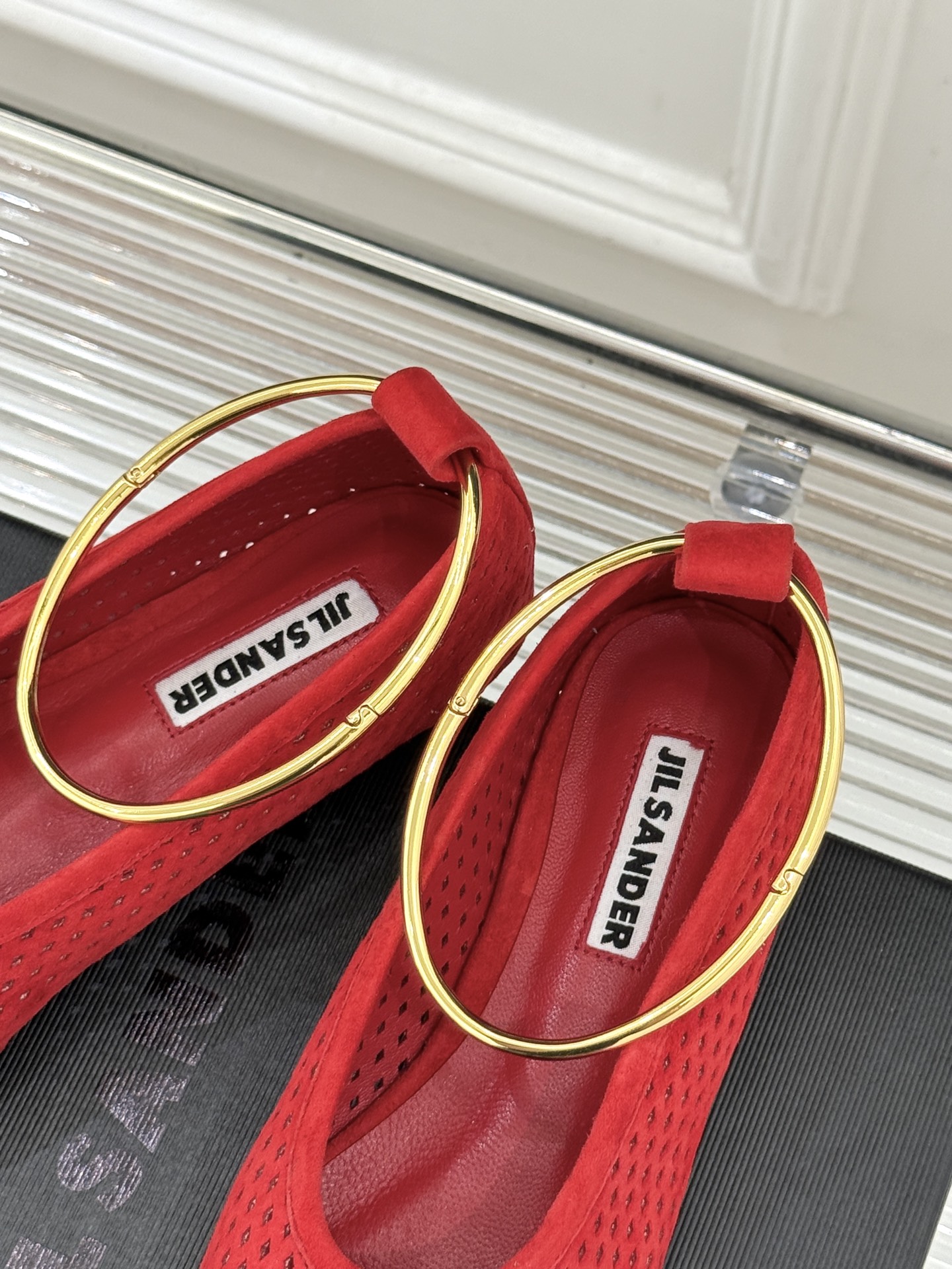 Jil Sander/吉尔桑达26WF新品镂空脚环平底芭蕾舞鞋以极简美学重构优雅日常。利落鞋型搭配精致镂