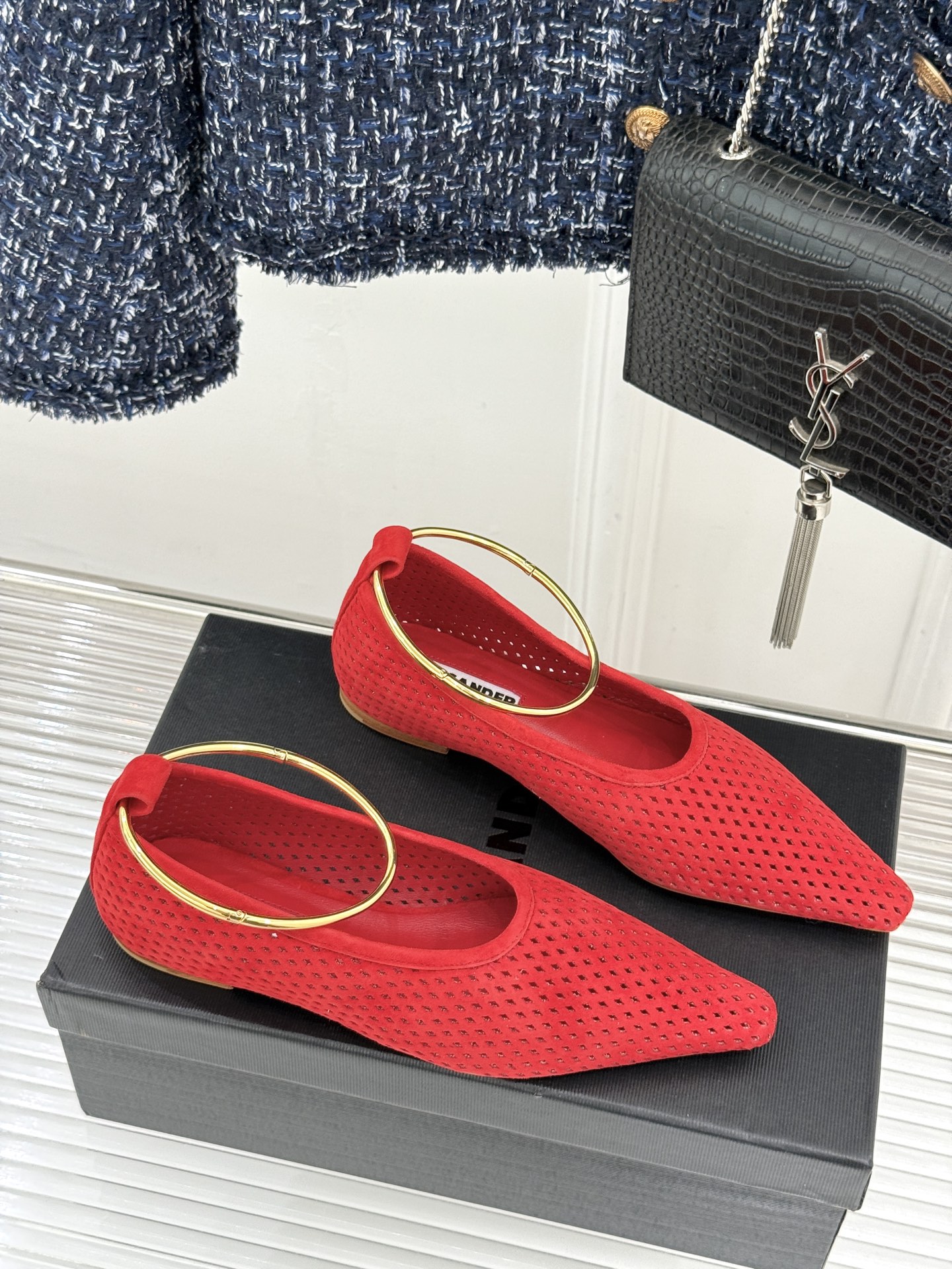 Jil Sander/吉尔桑达26WF新品镂空脚环平底芭蕾舞鞋以极简美学重构优雅日常。利落鞋型搭配精致镂