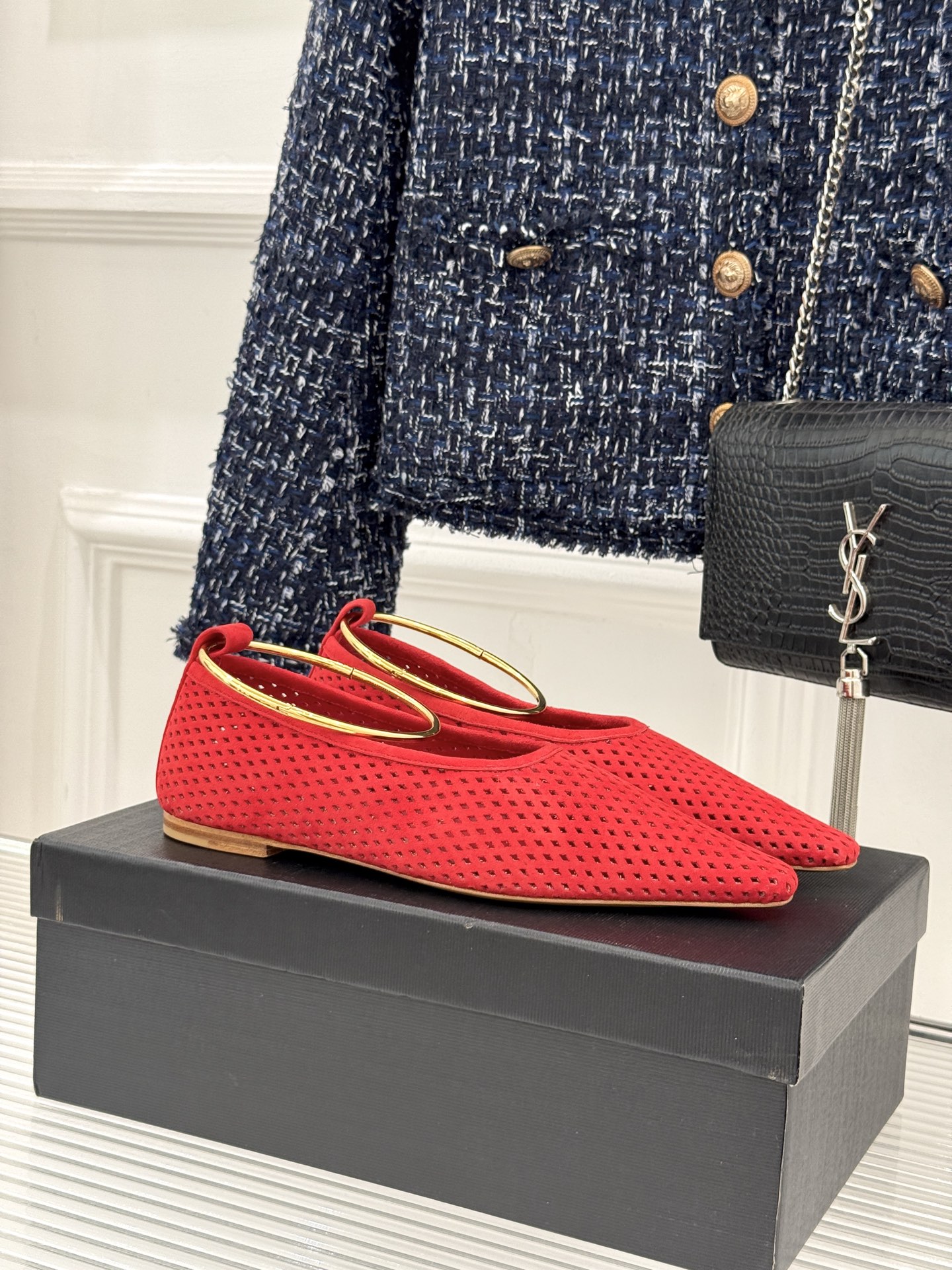 Jil Sander/吉尔桑达26WF新品镂空脚环平底芭蕾舞鞋以极简美学重构优雅日常。利落鞋型搭配精致镂