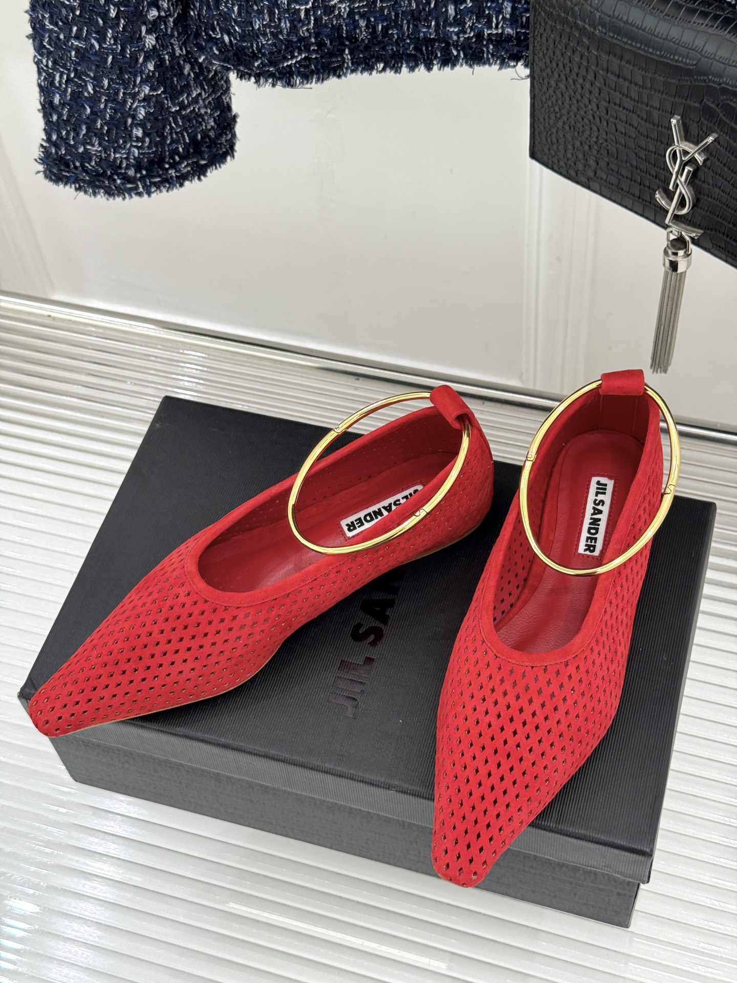 Jil Sander/吉尔桑达26WF新品镂空脚环平底芭蕾舞鞋以极简美学重构优雅日常。利落鞋型搭配精致镂