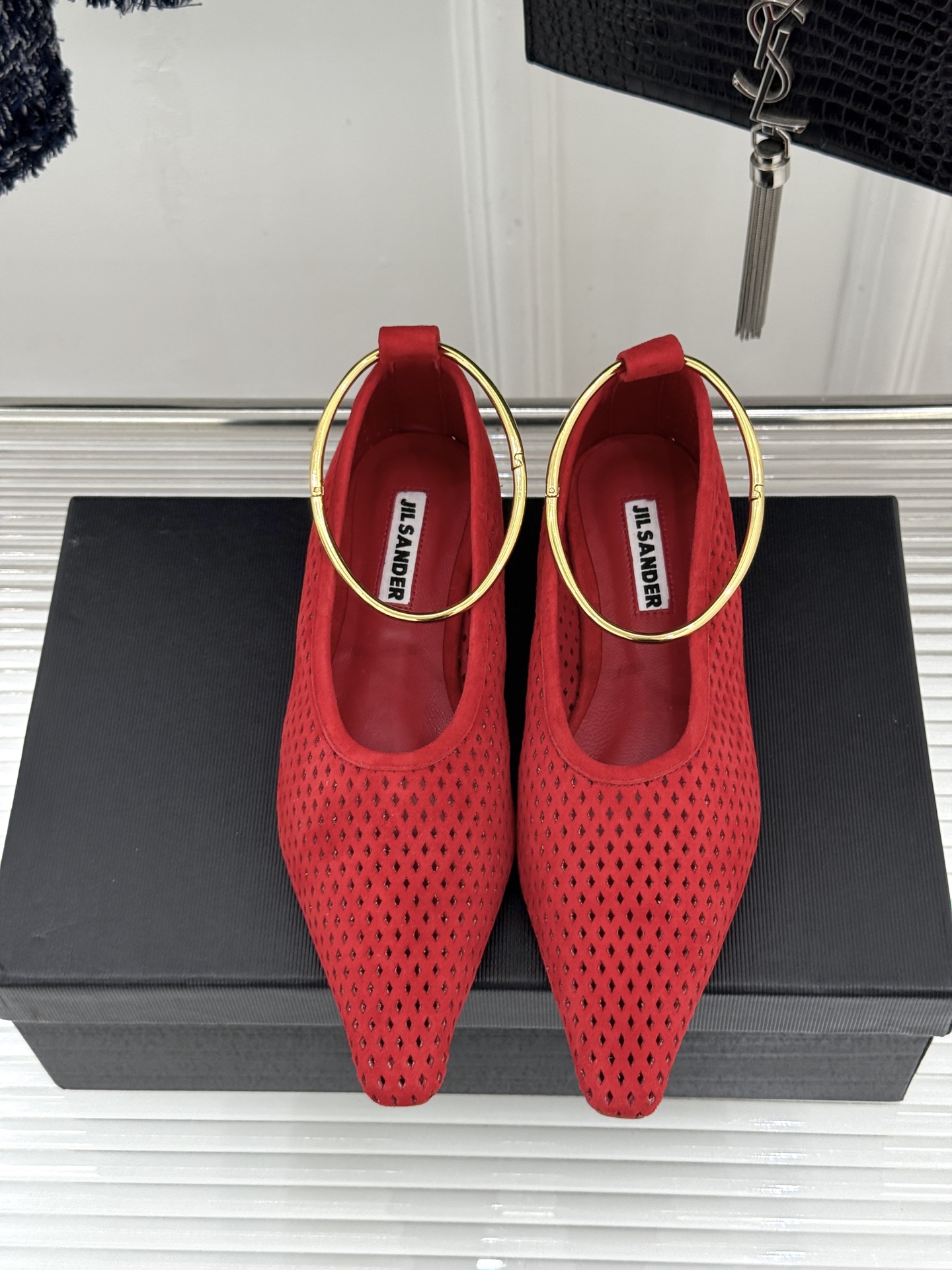 Jil Sander/吉尔桑达26WF新品镂空脚环平底芭蕾舞鞋以极简美学重构优雅日常。利落鞋型搭配精致镂