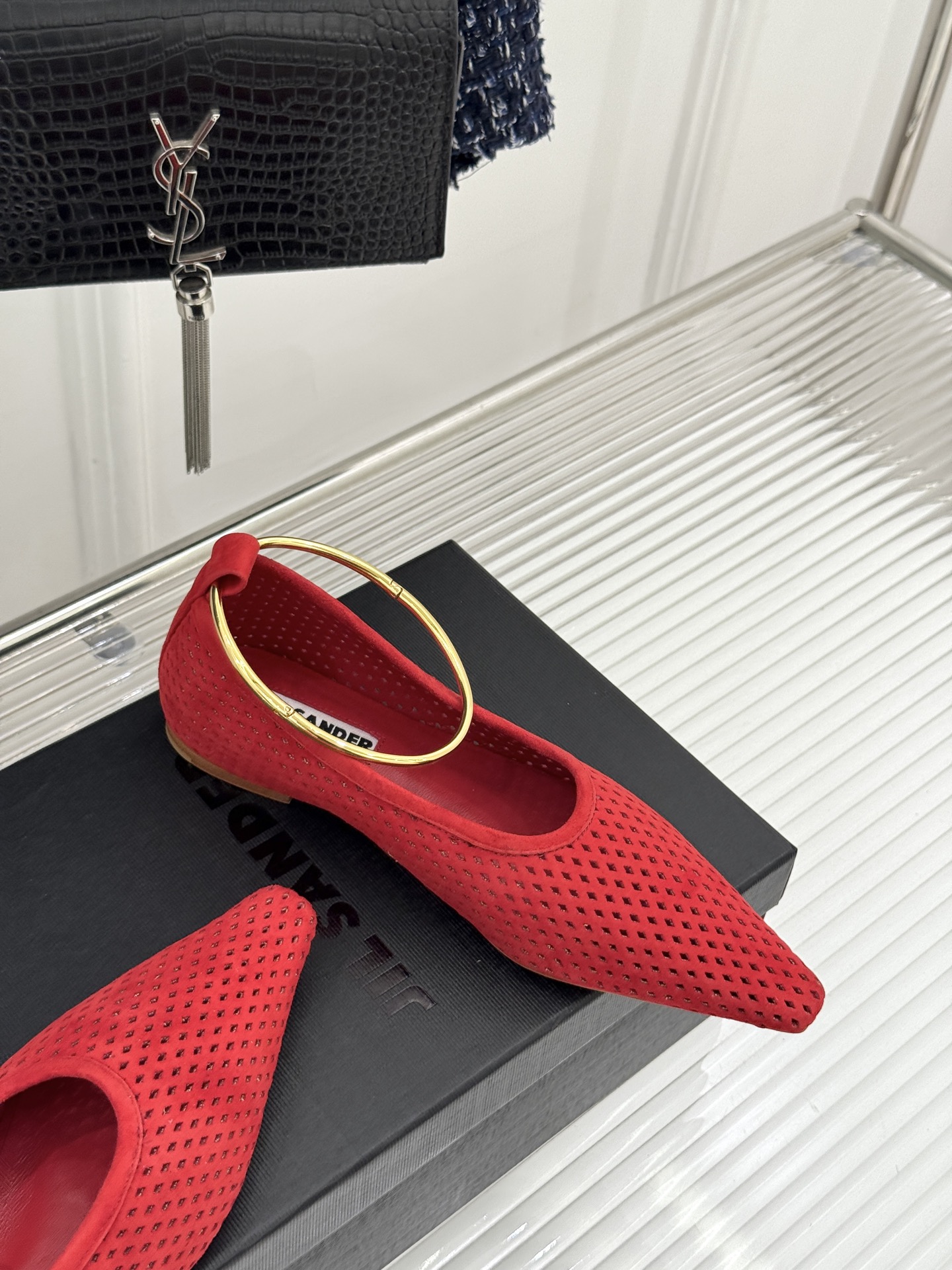 Jil Sander/吉尔桑达26WF新品镂空脚环平底芭蕾舞鞋以极简美学重构优雅日常。利落鞋型搭配精致镂