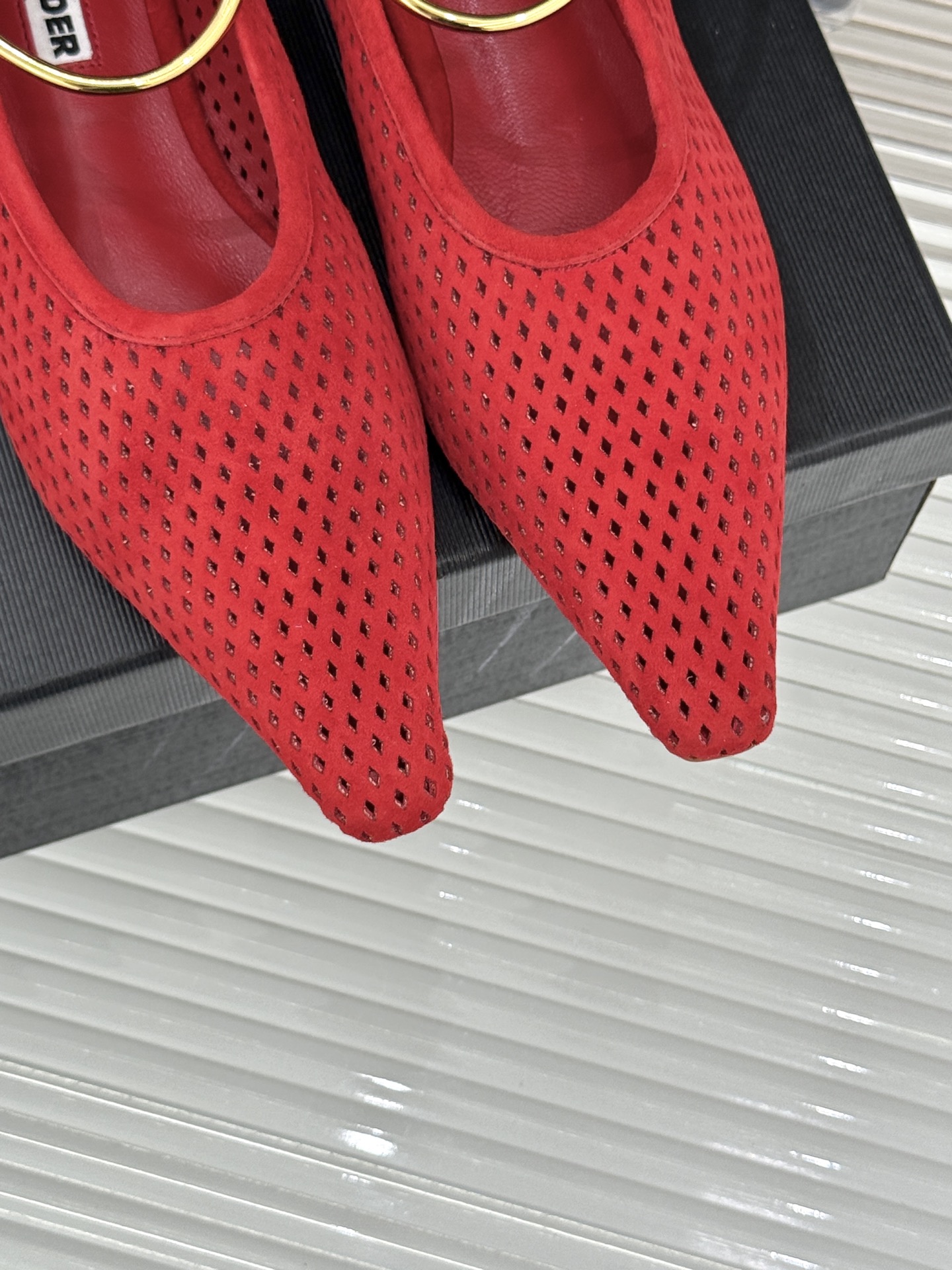 Jil Sander/吉尔桑达26WF新品镂空脚环平底芭蕾舞鞋以极简美学重构优雅日常。利落鞋型搭配精致镂