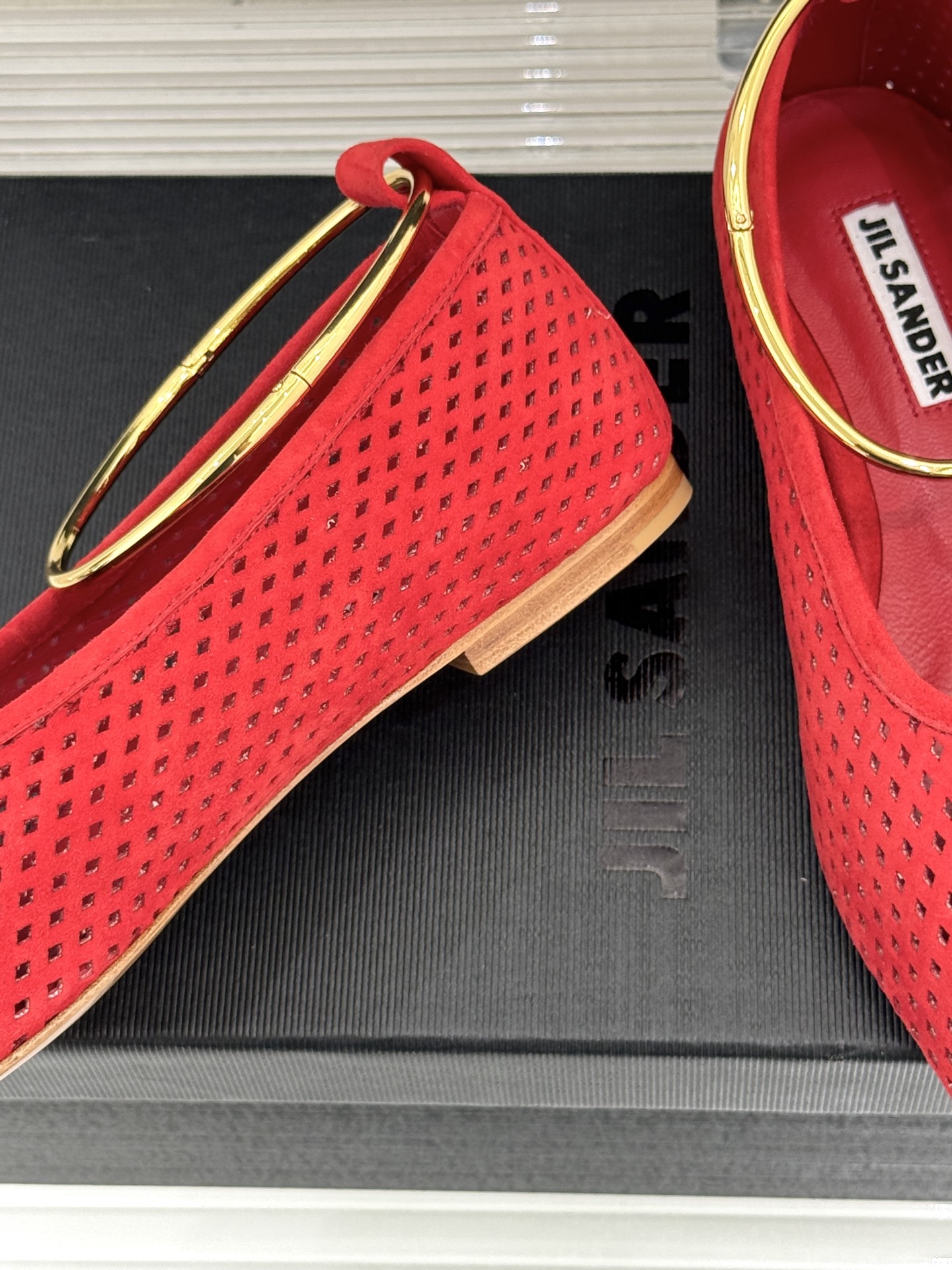 Jil Sander/吉尔桑达26WF新品镂空脚环平底芭蕾舞鞋以极简美学重构优雅日常。利落鞋型搭配精致镂