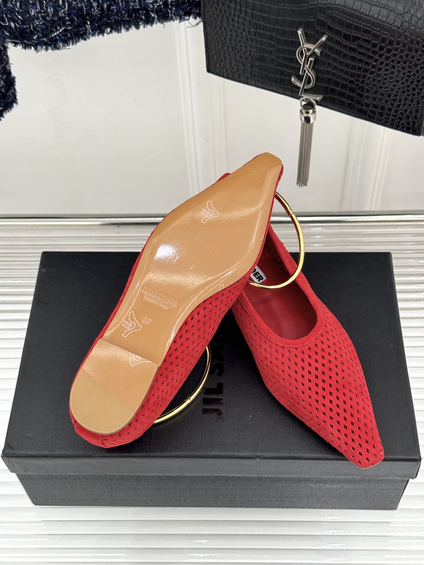 Jil Sander/吉尔桑达26WF新品镂空脚环平底芭蕾舞鞋以极简美学重构优雅日常。利落鞋型搭配精致镂