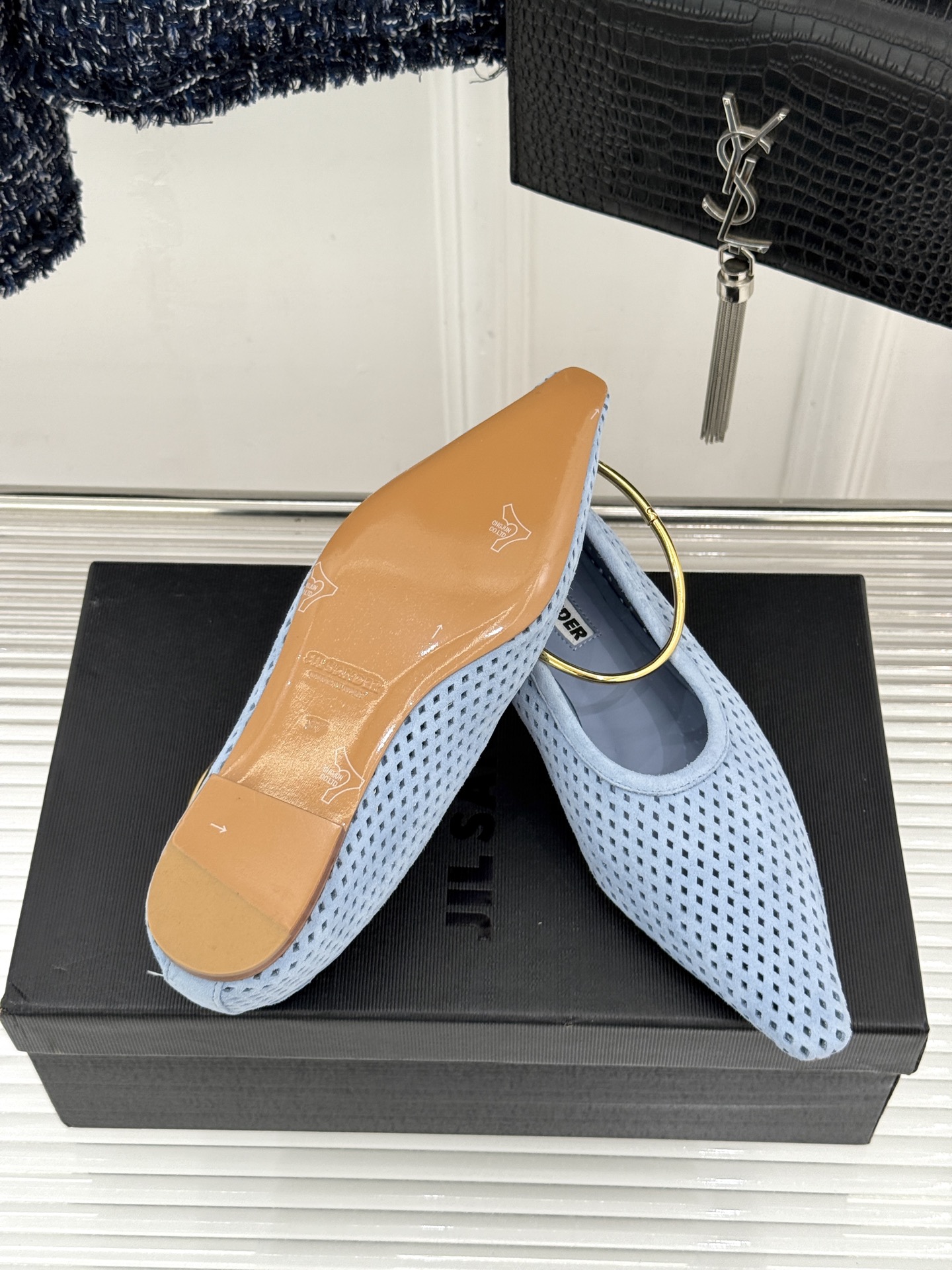 Jil Sander/吉尔桑达26WF新品镂空脚环平底芭蕾舞鞋以极简美学重构优雅日常。利落鞋型搭配精致镂