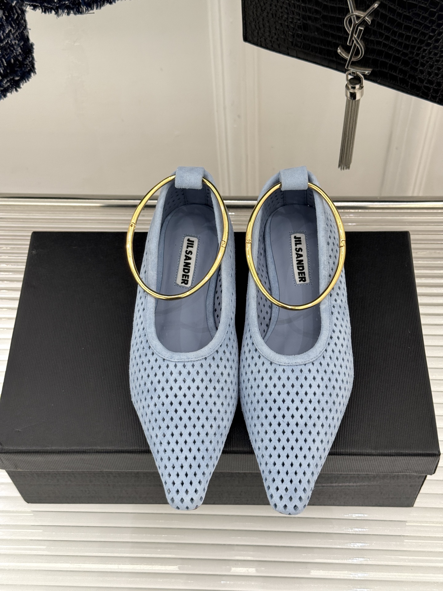 Jil Sander/吉尔桑达26WF新品镂空脚环平底芭蕾舞鞋以极简美学重构优雅日常。利落鞋型搭配精致镂