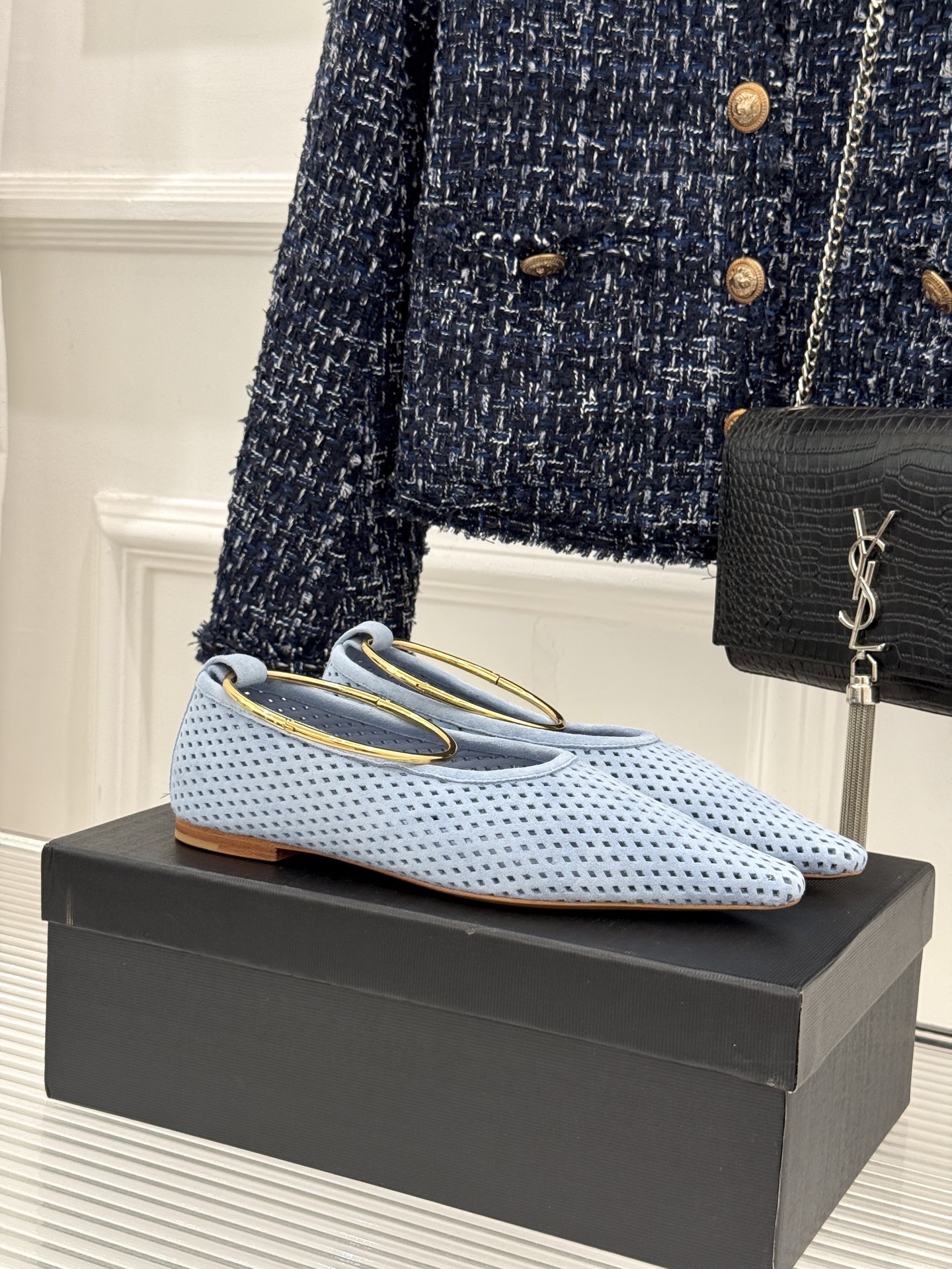 Jil Sander/吉尔桑达26WF新品镂空脚环平底芭蕾舞鞋以极简美学重构优雅日常。利落鞋型搭配精致镂