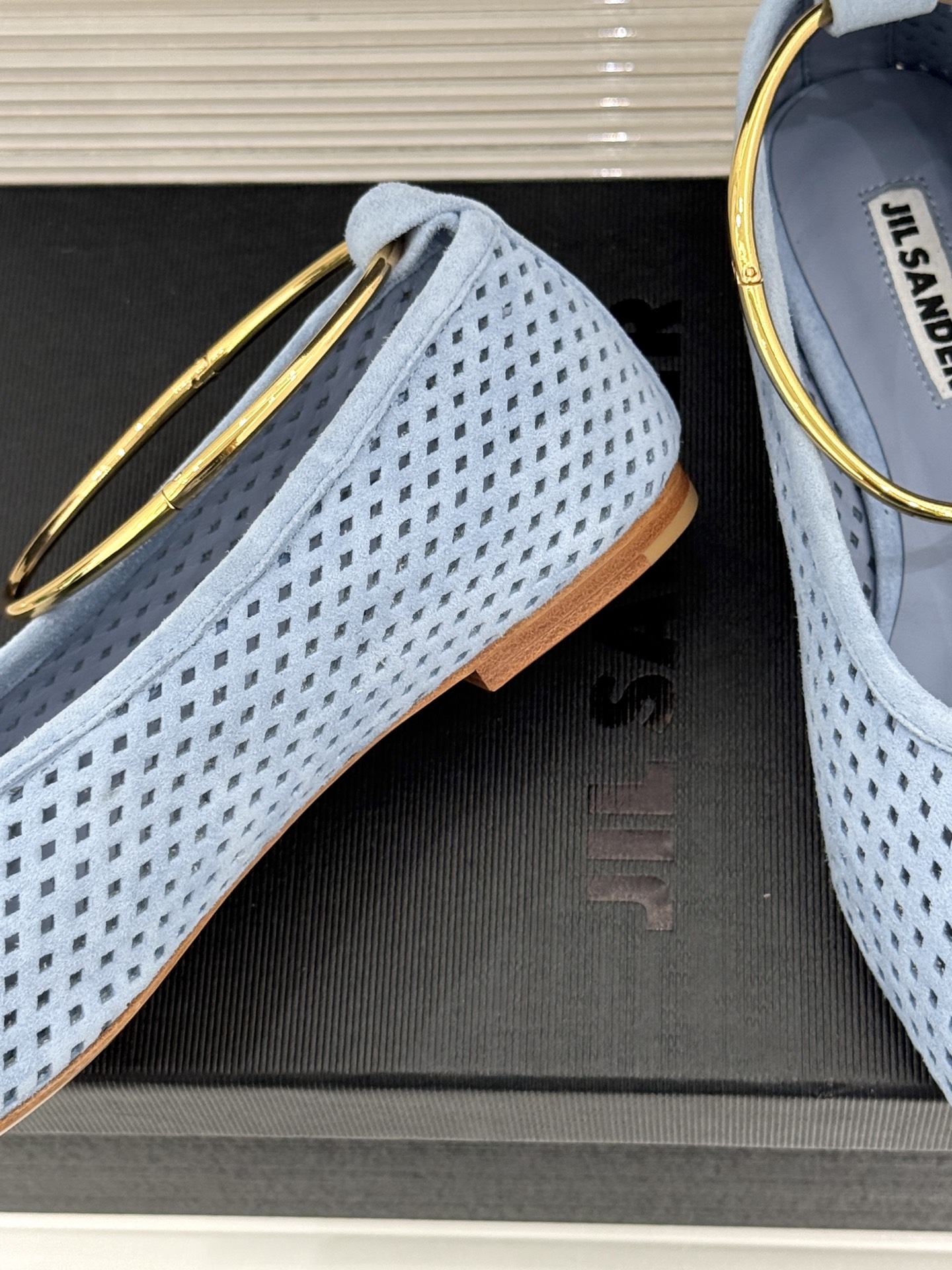 Jil Sander/吉尔桑达26WF新品镂空脚环平底芭蕾舞鞋以极简美学重构优雅日常。利落鞋型搭配精致镂