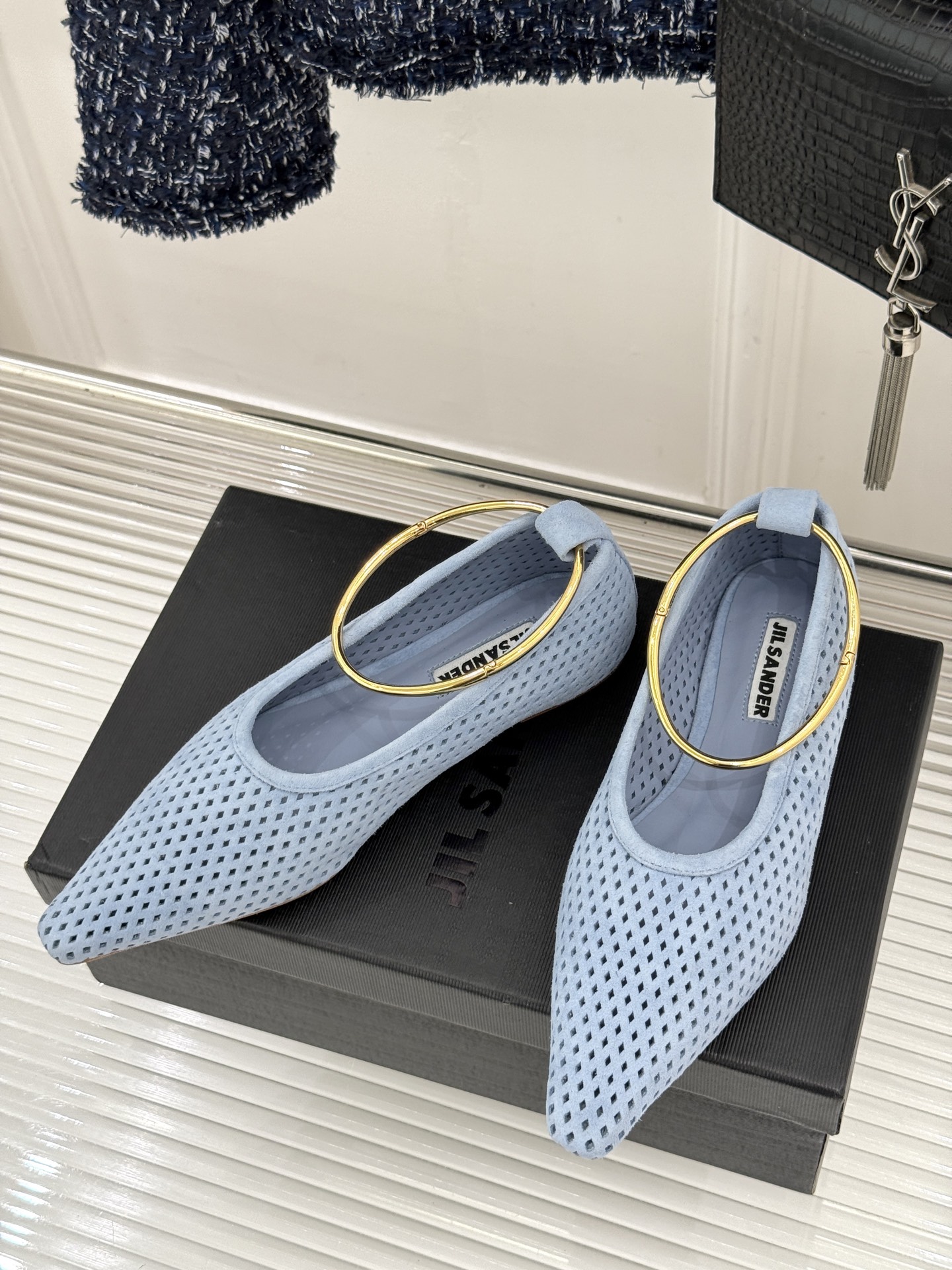 Jil Sander/吉尔桑达26WF新品镂空脚环平底芭蕾舞鞋以极简美学重构优雅日常。利落鞋型搭配精致镂