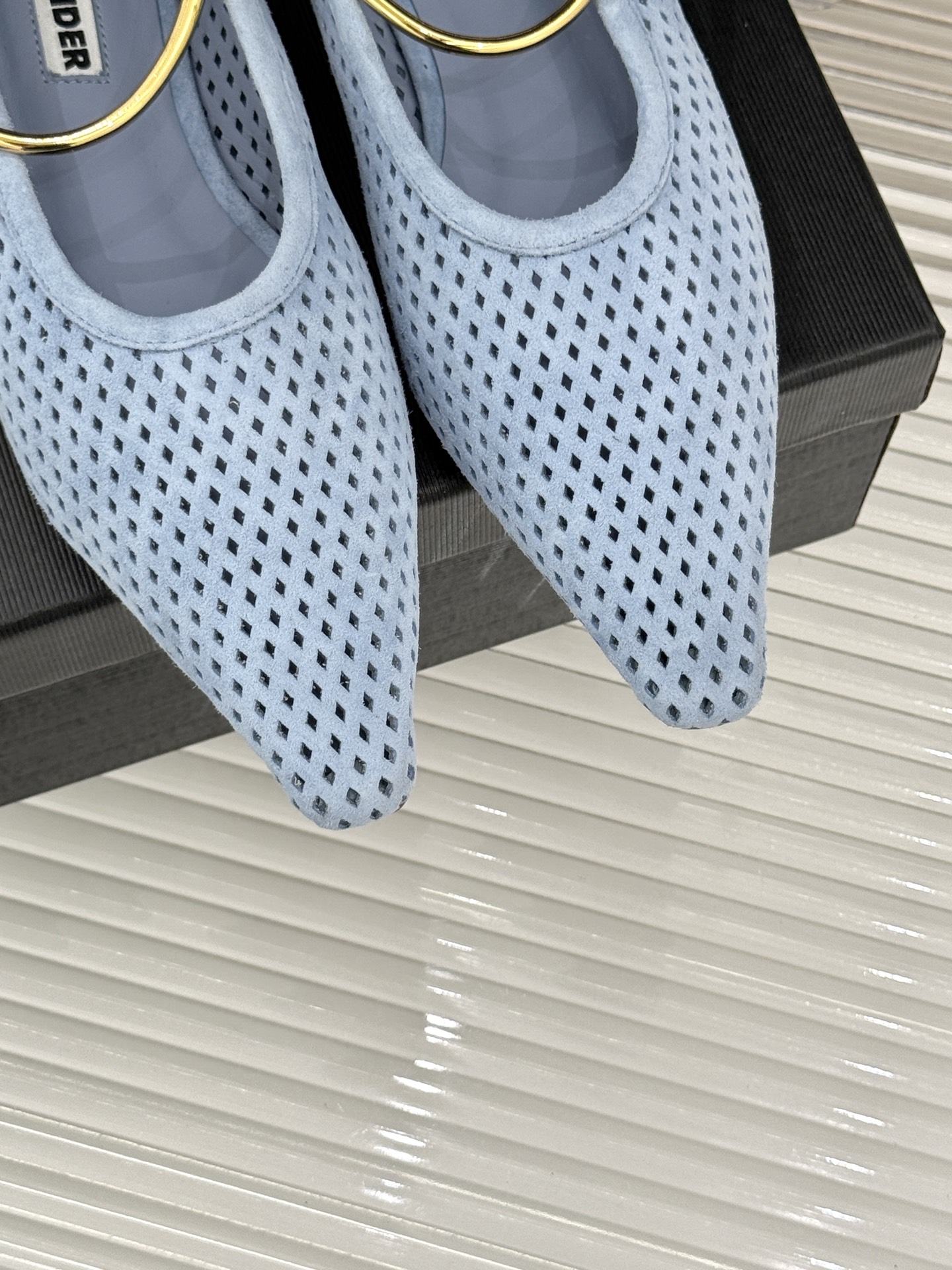 Jil Sander/吉尔桑达26WF新品镂空脚环平底芭蕾舞鞋以极简美学重构优雅日常。利落鞋型搭配精致镂