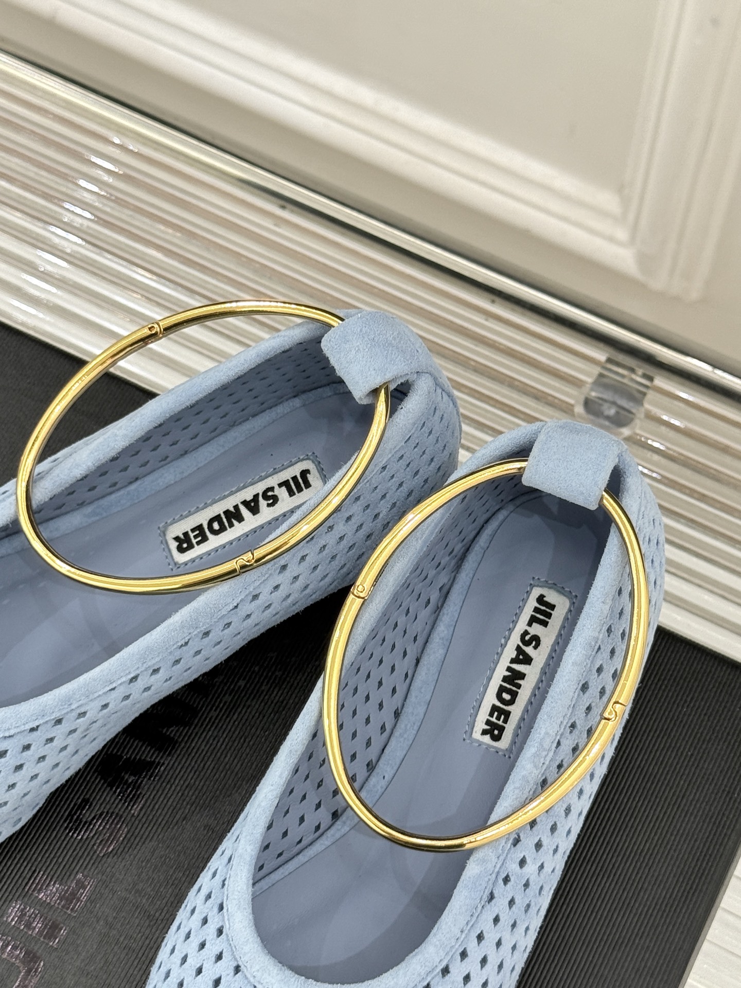 Jil Sander/吉尔桑达26WF新品镂空脚环平底芭蕾舞鞋以极简美学重构优雅日常。利落鞋型搭配精致镂