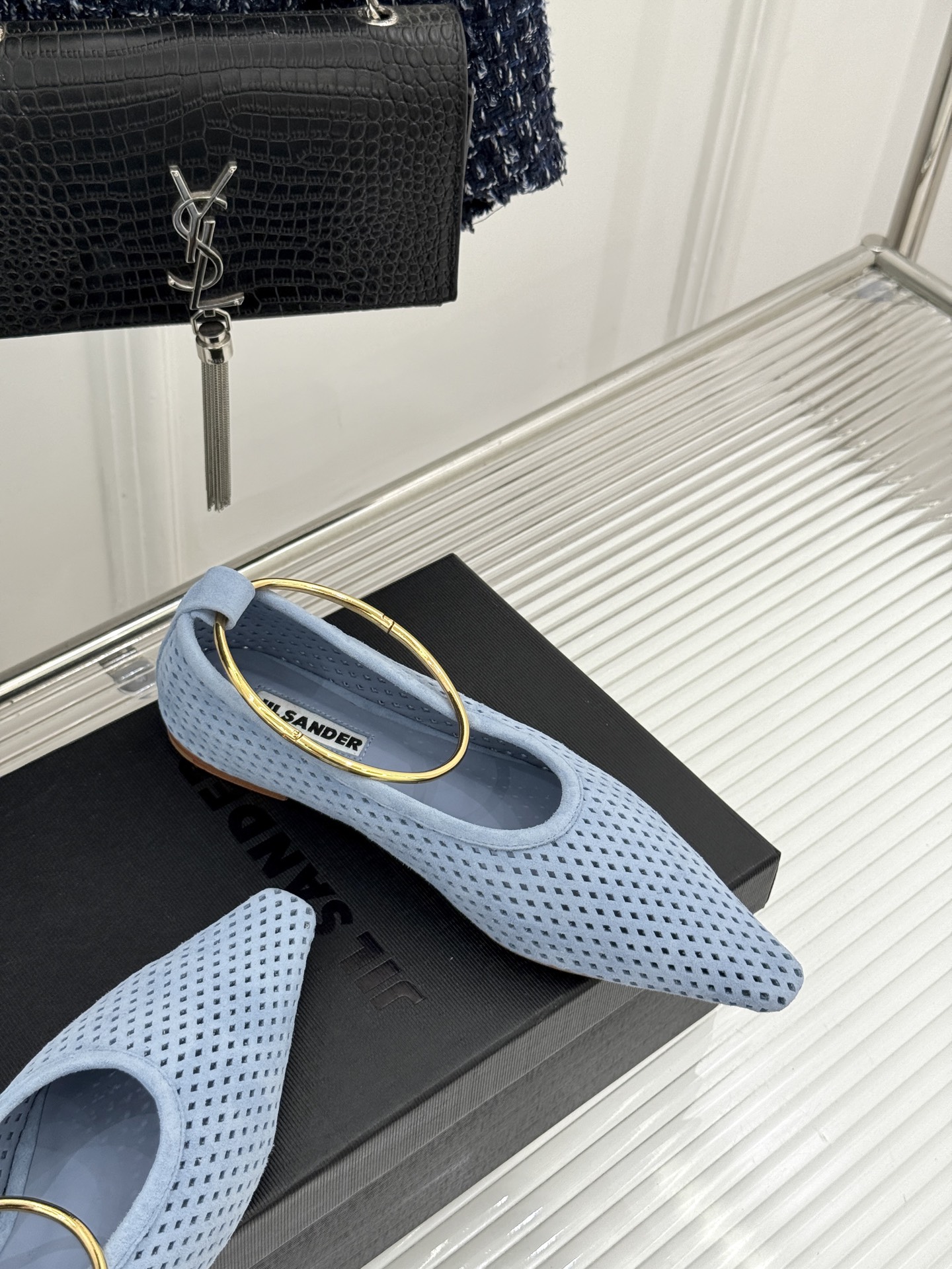 Jil Sander/吉尔桑达26WF新品镂空脚环平底芭蕾舞鞋以极简美学重构优雅日常。利落鞋型搭配精致镂