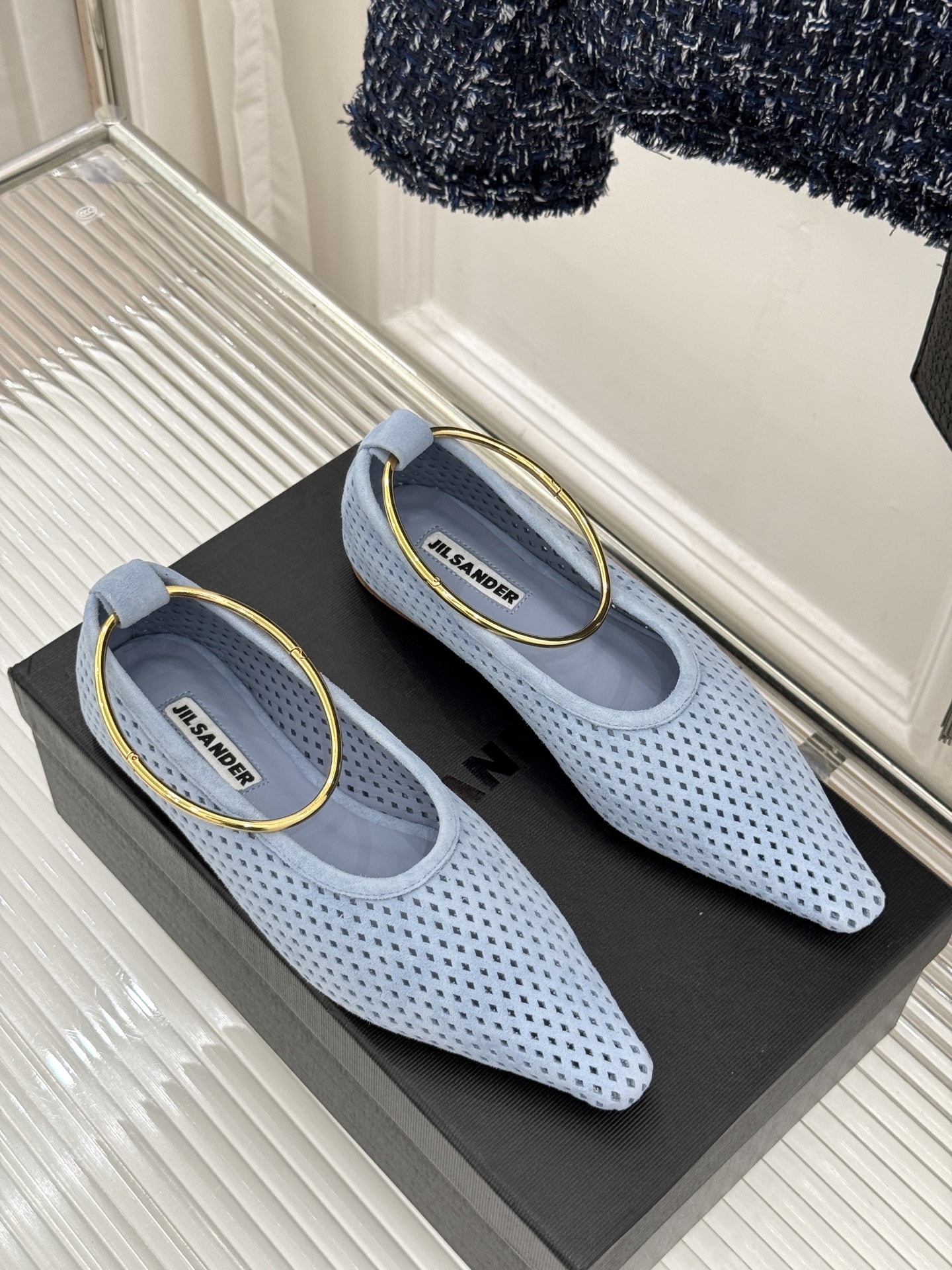 Jil Sander/吉尔桑达26WF新品镂空脚环平底芭蕾舞鞋以极简美学重构优雅日常。利落鞋型搭配精致镂