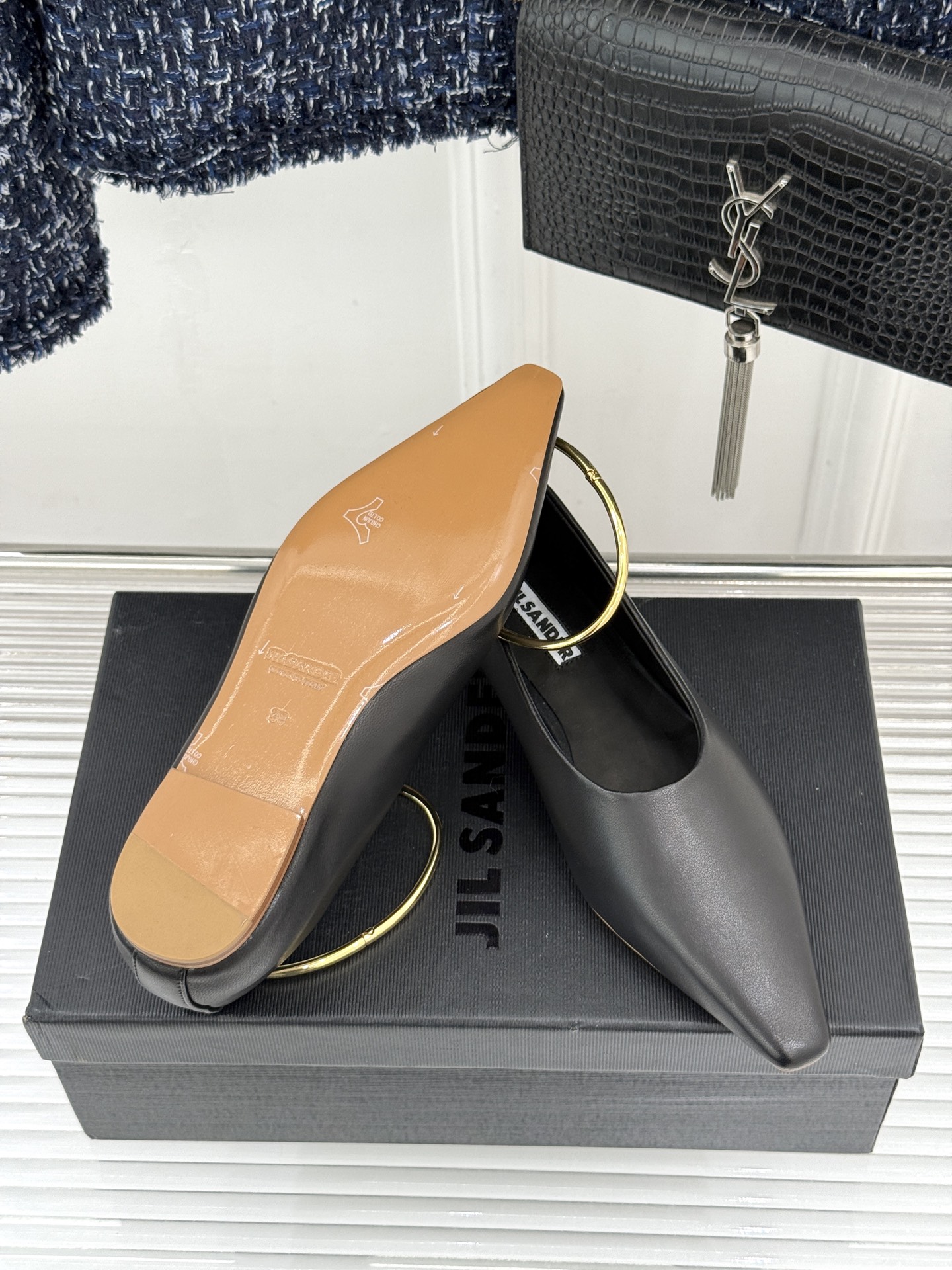 Jil Sander/吉尔桑达26WF新品镂空脚环平底芭蕾舞鞋以极简美学重构优雅日常。利落鞋型搭配精致镂