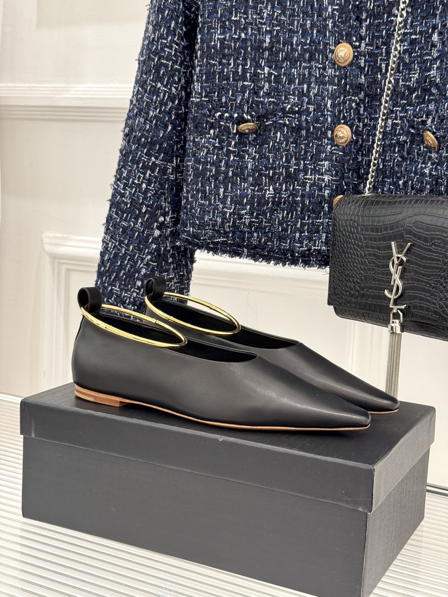 Jil Sander/吉尔桑达26WF新品镂空脚环平底芭蕾舞鞋以极简美学重构优雅日常。利落鞋型搭配精致镂