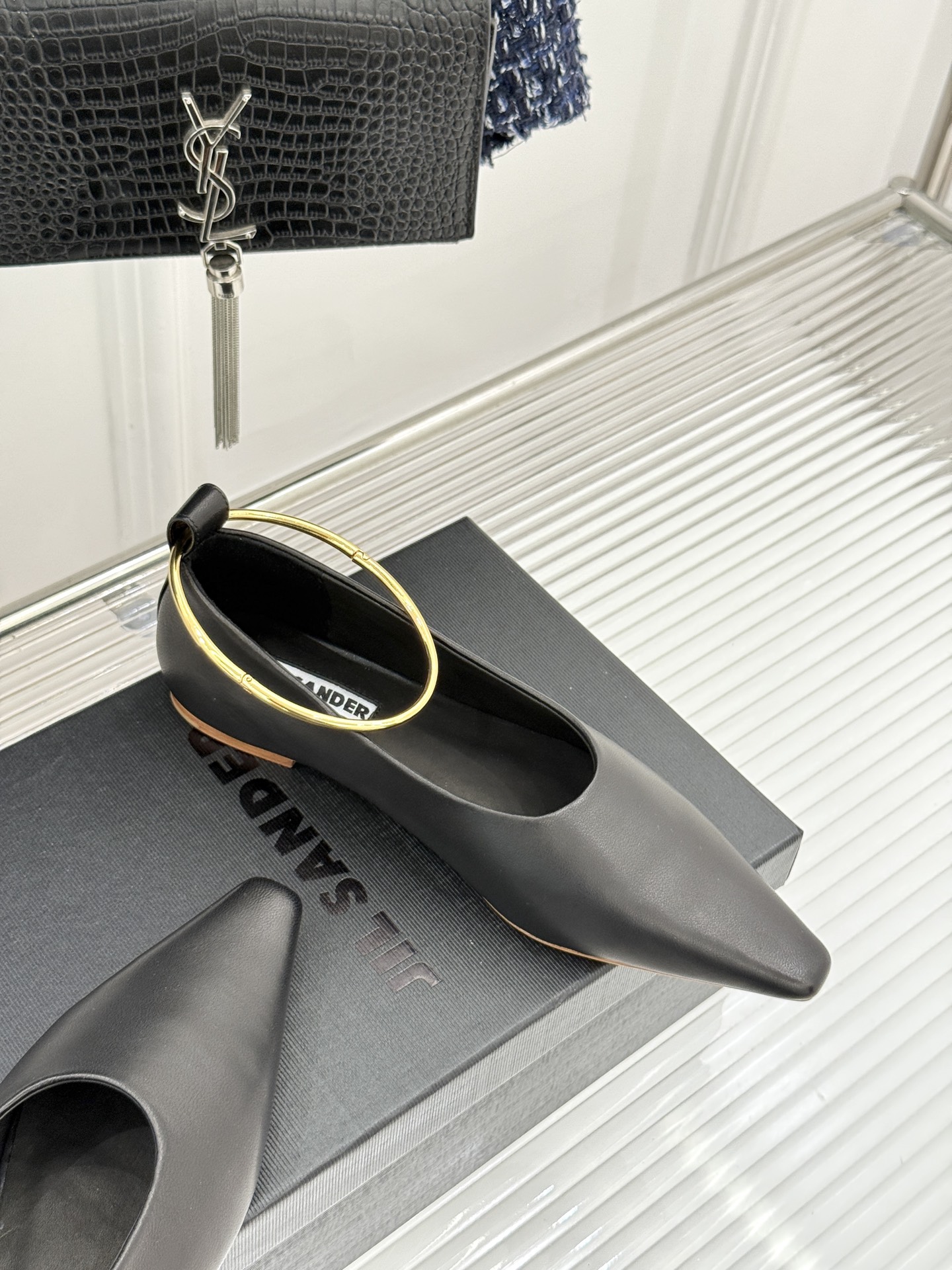 Jil Sander/吉尔桑达26WF新品镂空脚环平底芭蕾舞鞋以极简美学重构优雅日常。利落鞋型搭配精致镂