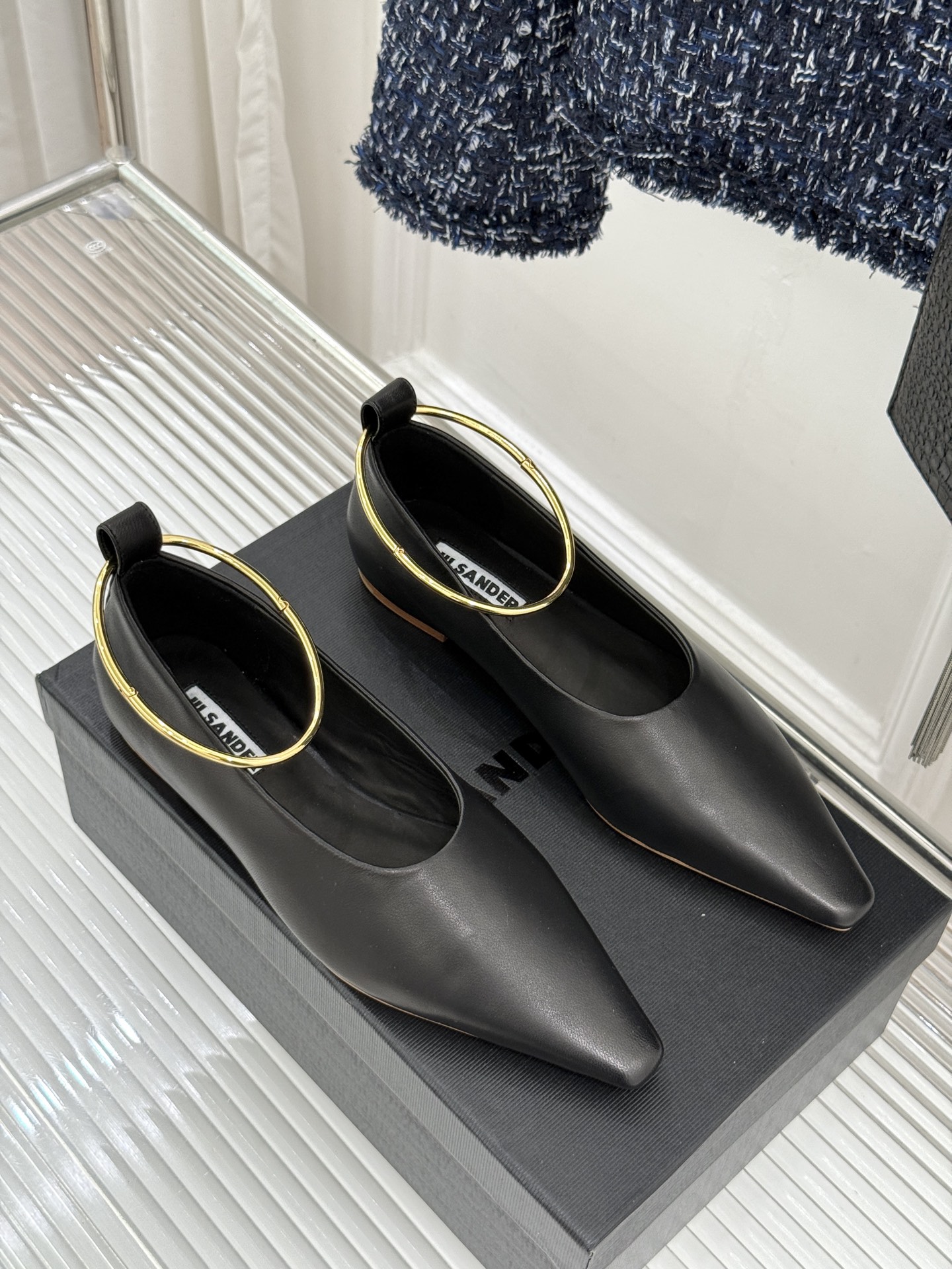 Jil Sander/吉尔桑达26WF新品镂空脚环平底芭蕾舞鞋以极简美学重构优雅日常。利落鞋型搭配精致镂