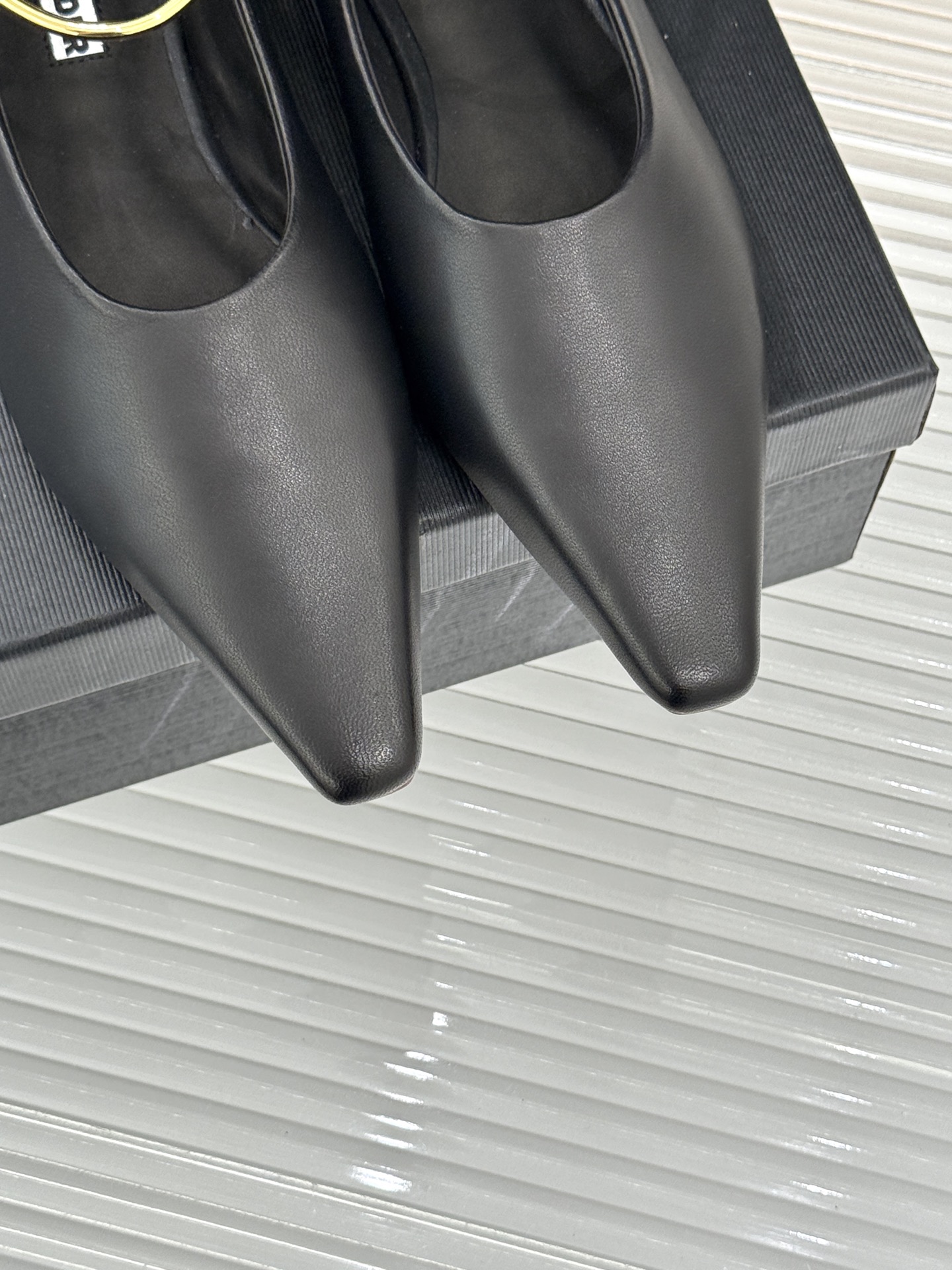 Jil Sander/吉尔桑达26WF新品镂空脚环平底芭蕾舞鞋以极简美学重构优雅日常。利落鞋型搭配精致镂